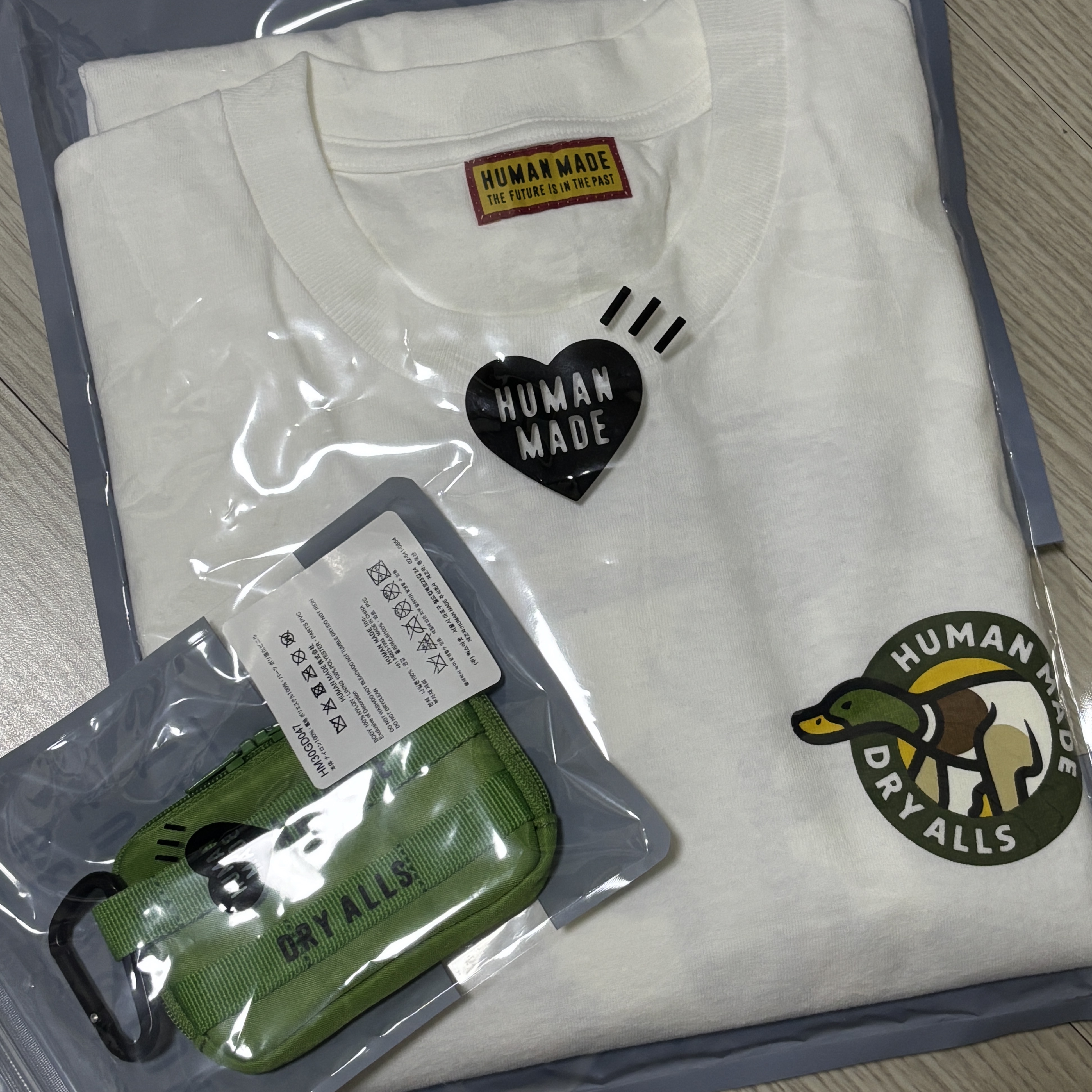 Human Made Graphic L/S T-Shirt White, Human Made Military Card Case Green 착용 스타일 - 1