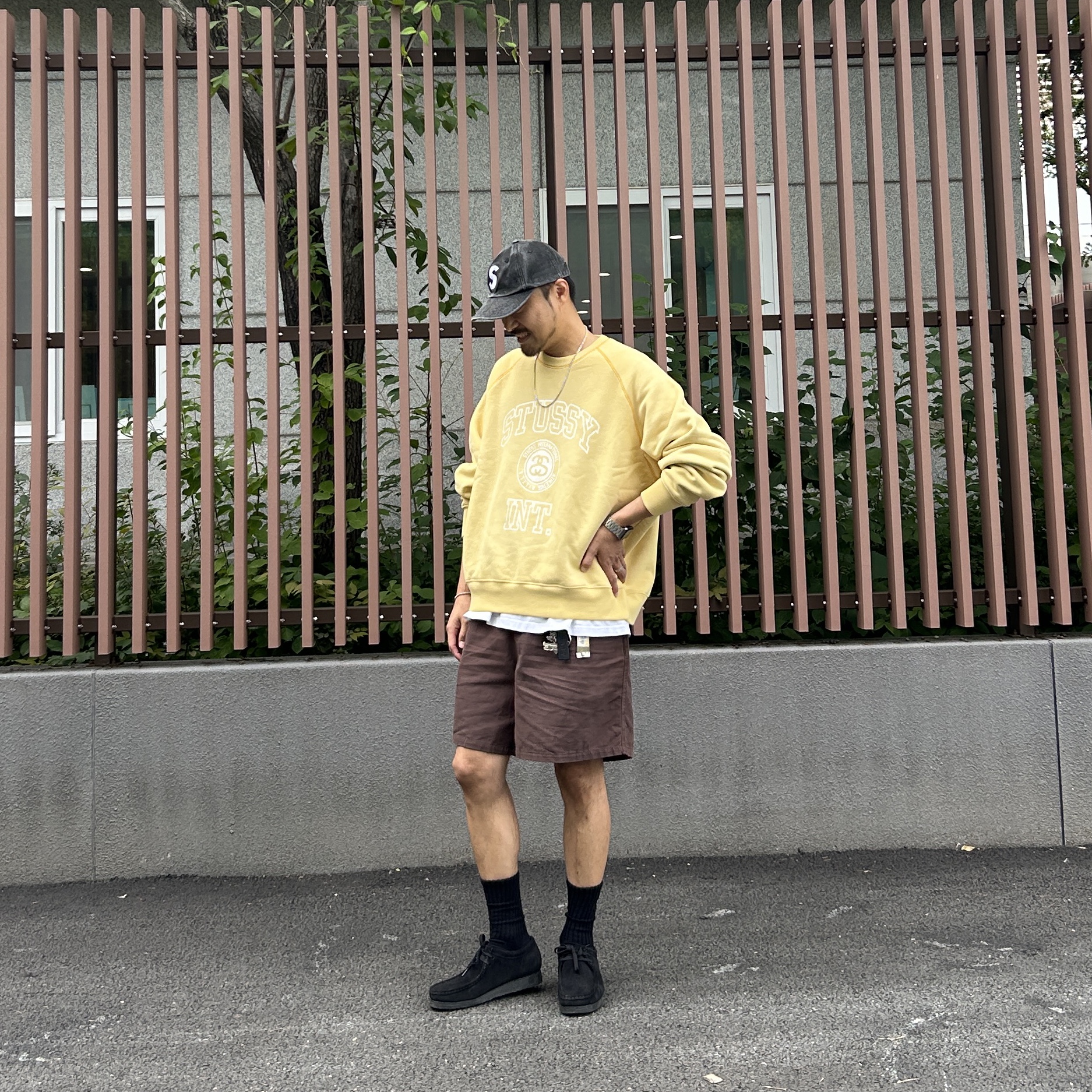 Clarks Wallabee Black Suede, Supreme Pigment S Logo 6-Panel Black - 24FW 착용 스타일