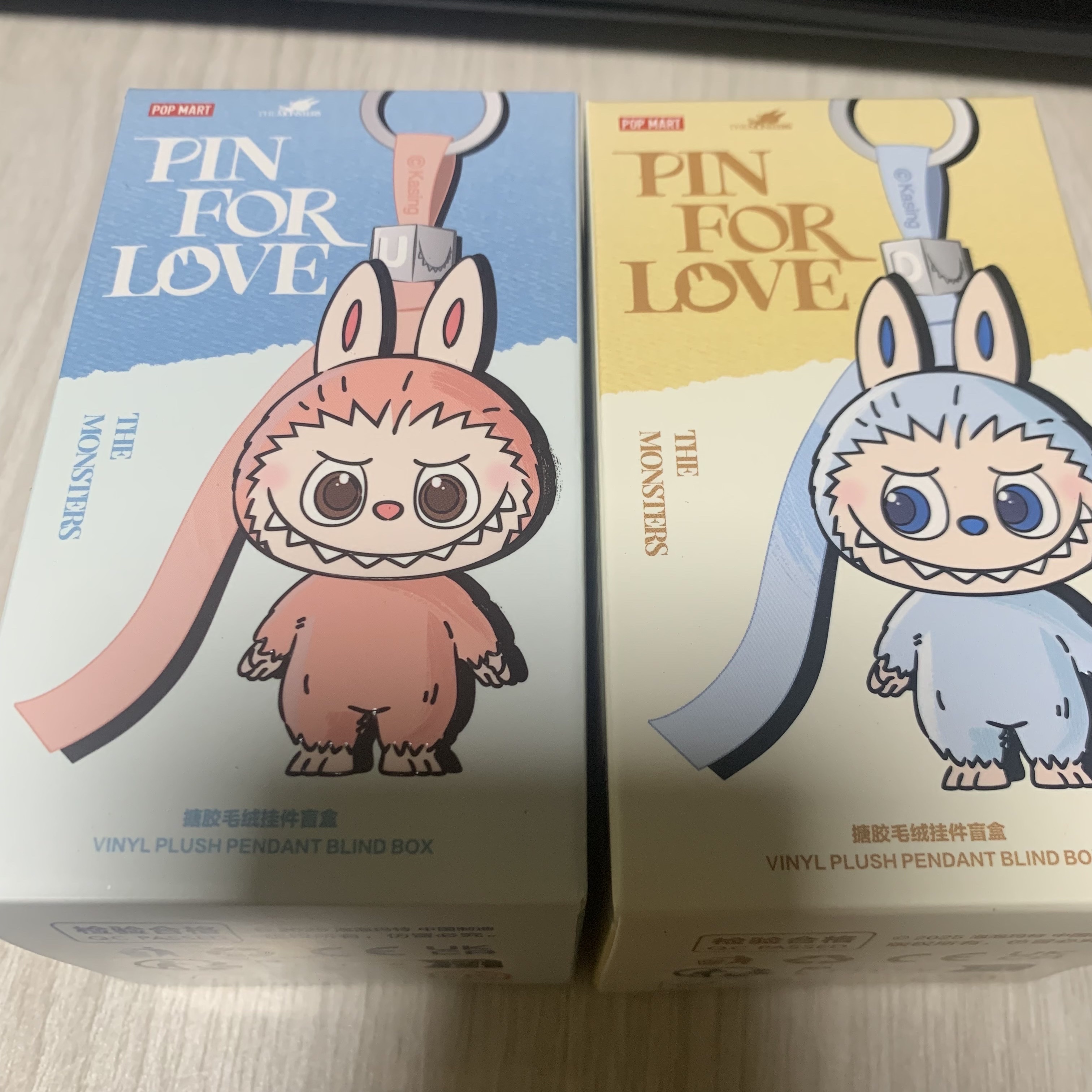 Pop Mart Labubu The Monsters Pin For Love Series Vinyl Plush Pendant Sealed Case (A-M) (1 Blind Box) 착용 스타일