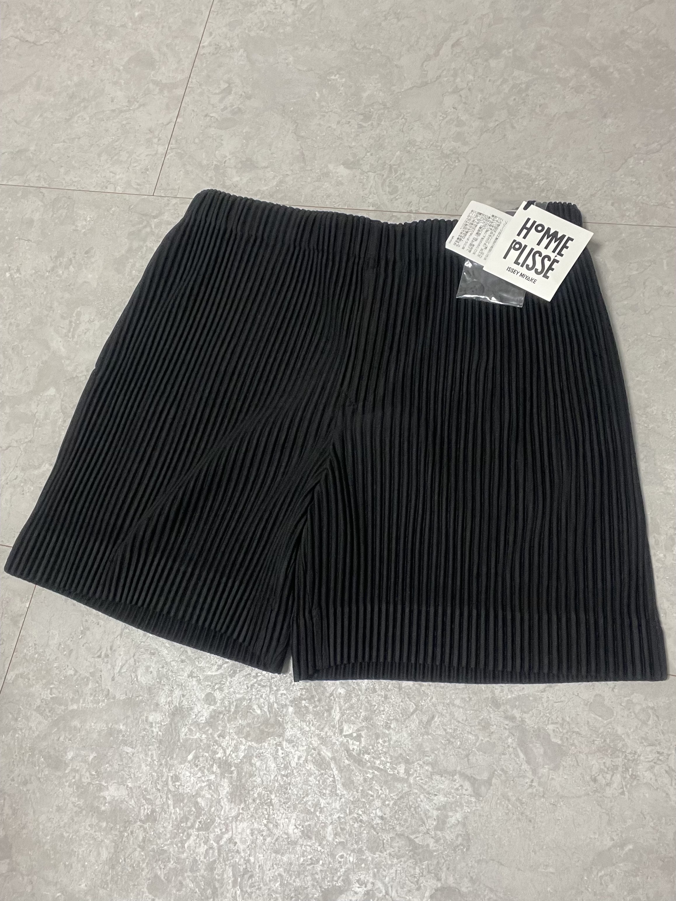 Homme Plisse Issey Miyake MC July Shorts Black 착용 스타일
