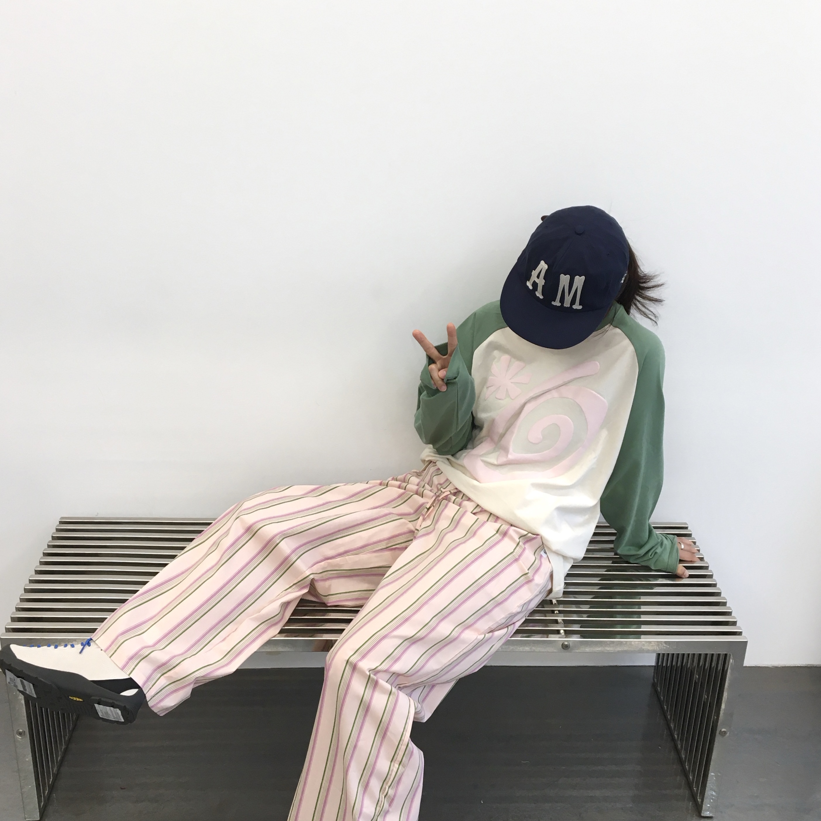 AMOU Molly Reglan long sleeve Green, AMOU Molly Reglan long sleeve Black 착용 스타일 - 3