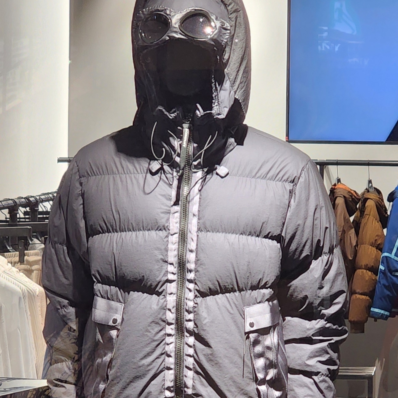C.P. Company Chrome-R Goggle Down Jacket Black - 25FW 착용 스타일