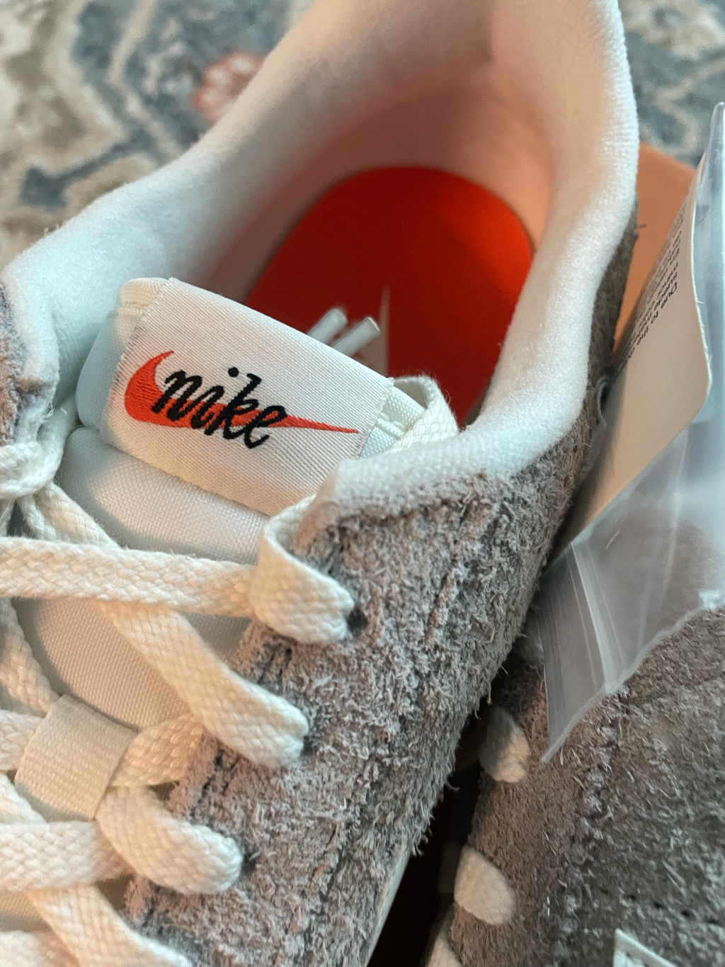 Nike Cortez SE Suede College Grey Dark Team Red 착용 스타일 - 2