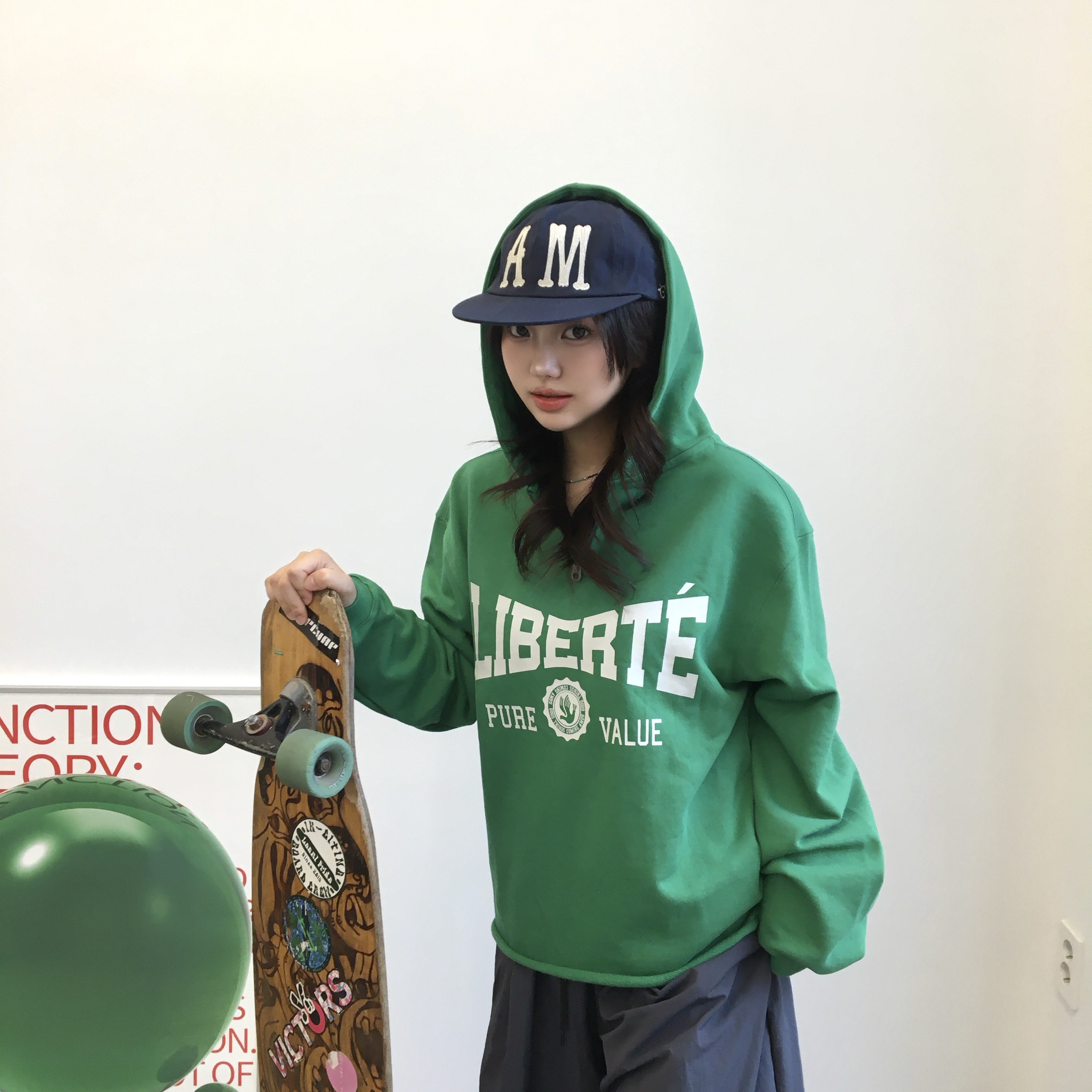AMOU Liberte Zip Up Hoodie Green, AMOU Liberte Zip Up Hoodie Cream Melange 착용 스타일 - 2
