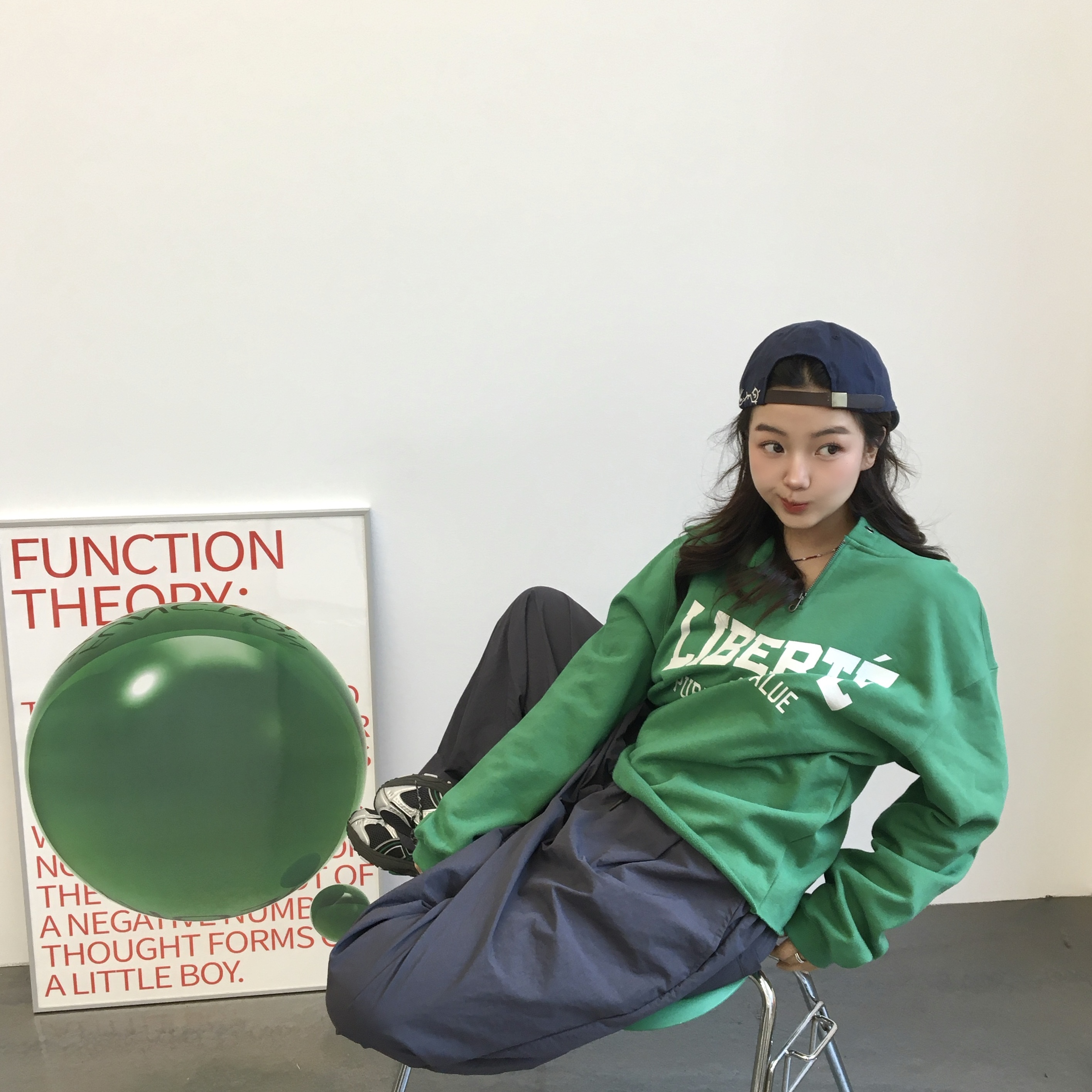 AMOU Liberte Zip Up Hoodie Green, AMOU Liberte Zip Up Hoodie Cream Melange 착용 스타일 - 4