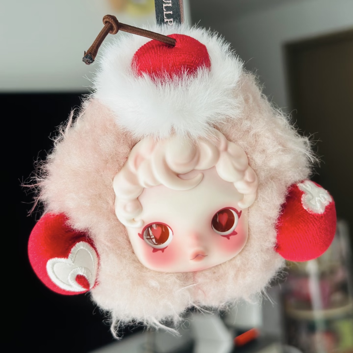Pop Mart Skullpanda You Found Me！Series Earphone Bag Moldy Muffin 착용 스타일