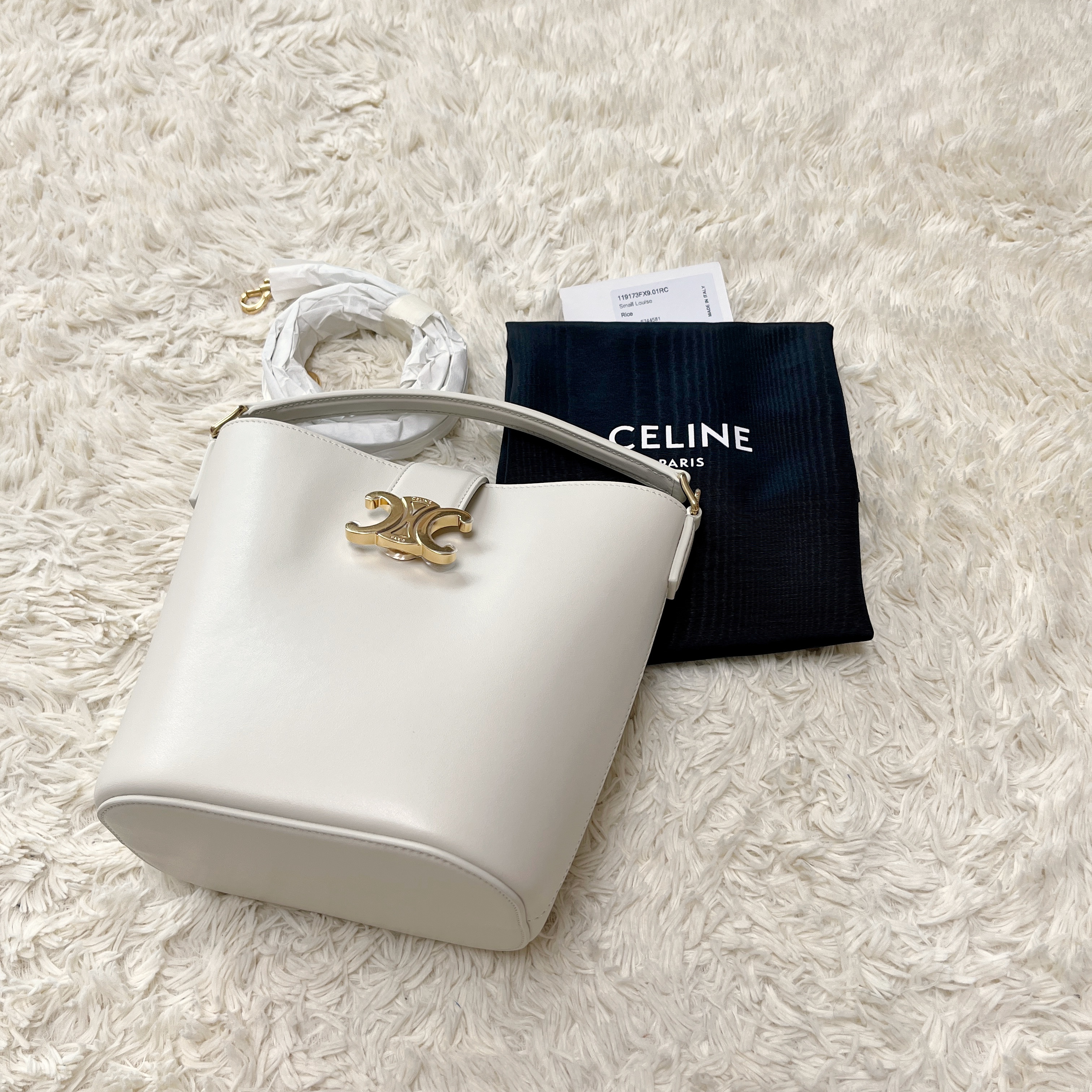 Celine Small Louise Bag in Smooth Calfskin Rice 착용 스타일