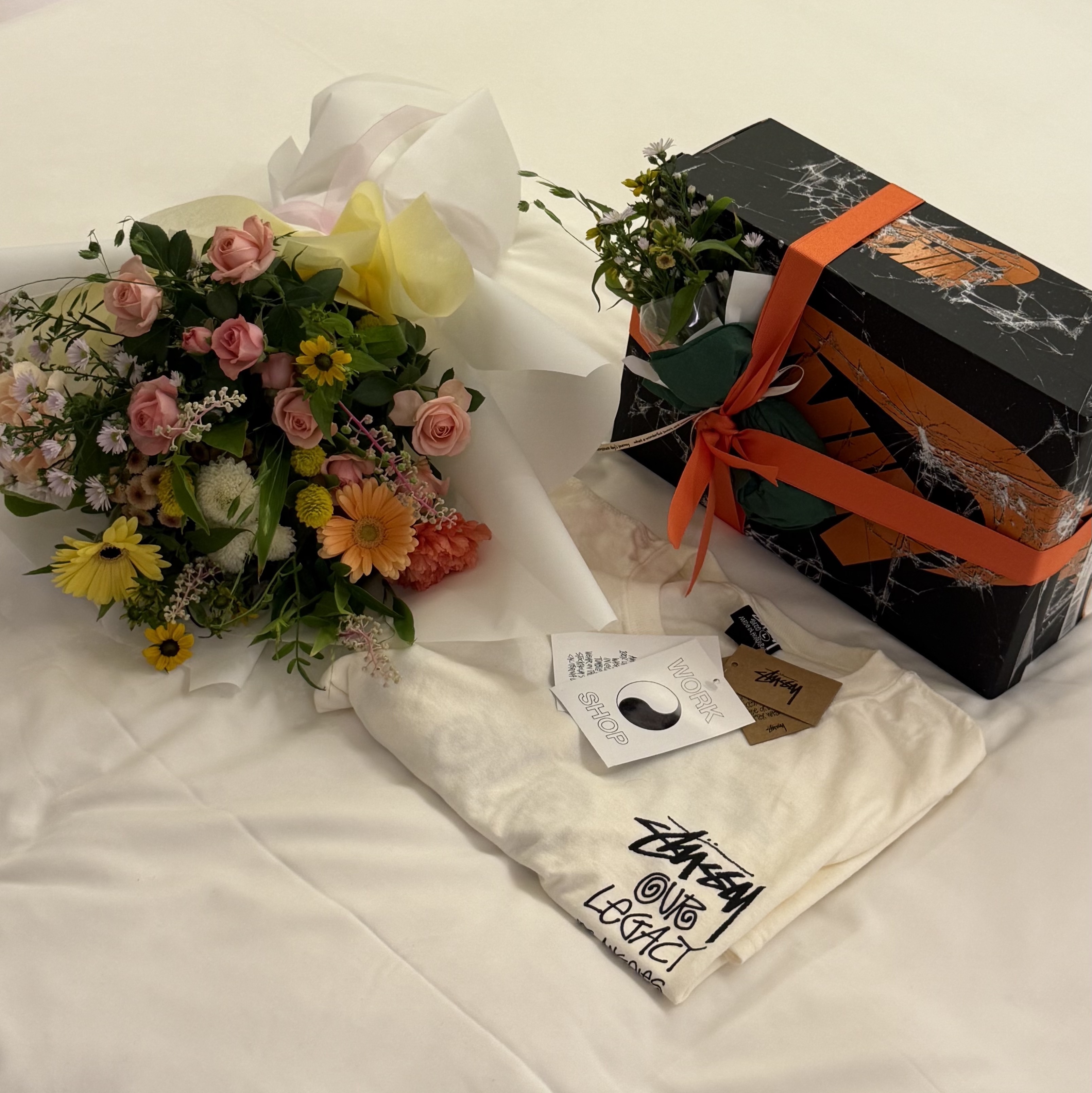 Jordan 1 Retro High OG Shattered Backboard, Stussy x Our Legacy Surfman Pigment Dyed T-Shirt Natural 착용 스타일 - 2