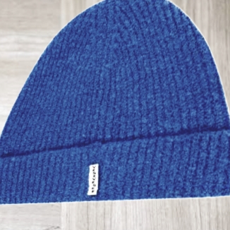YESEYESEE Fuzzy Beanie Blue 착용 스타일
