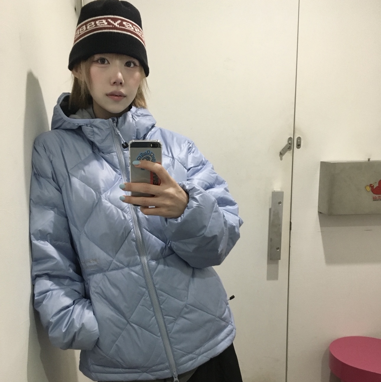 YESEYESEE Wafer Goose Down Jacket Misty Blue, YESEYESEE Staff Trek Pants Black 착용 스타일 - 5