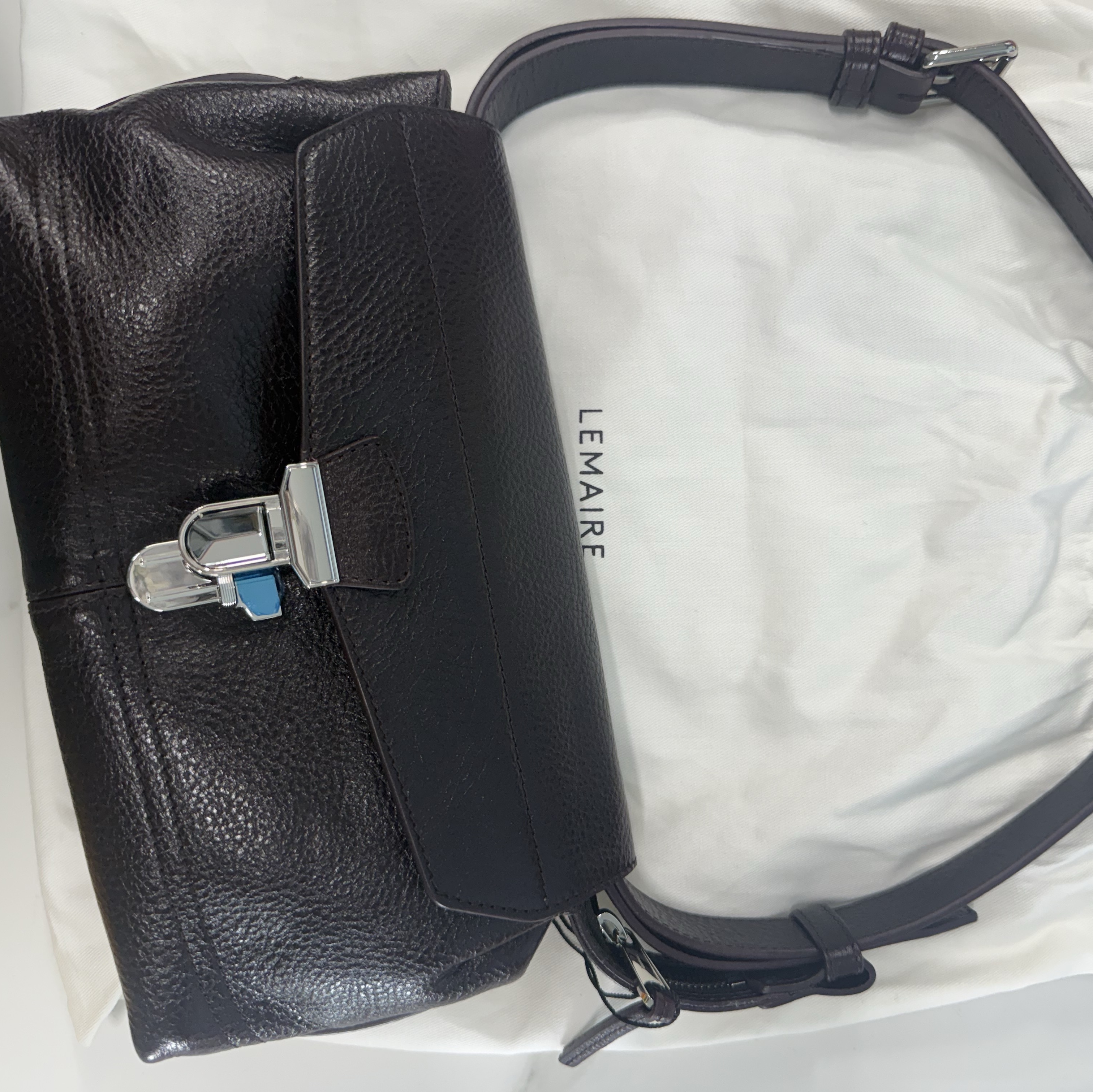 Lemaire Glossy Vegetable Leather Small Gear Bag Dark Eggplant 착용 스타일