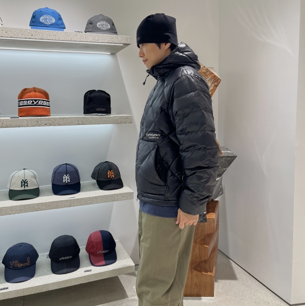 YESEYESEE® x HIKER WORKSHOP® Beanie Black, YESEYESEE Wafer Goose Down Jacket Black 착용 스타일 - 2