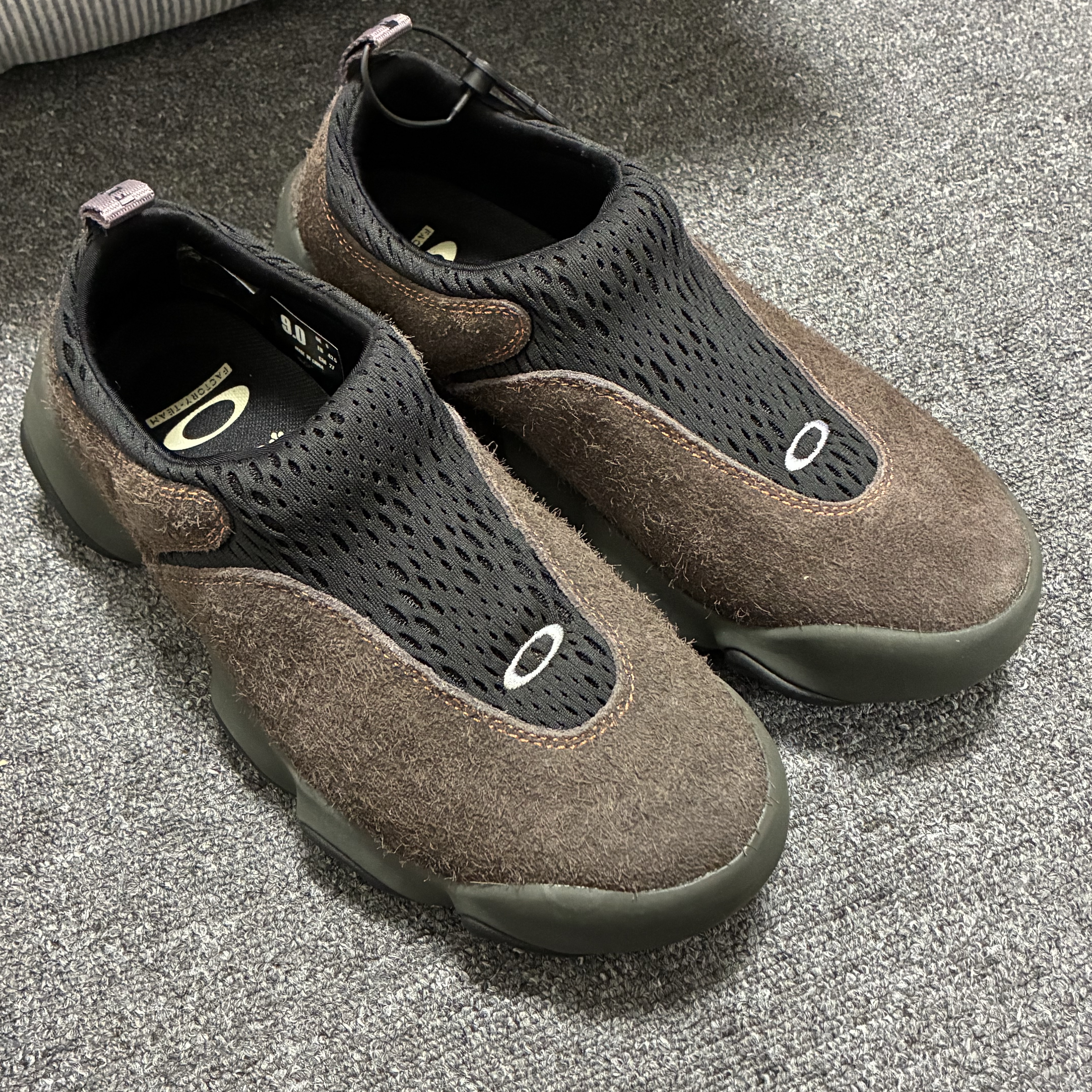 Oakley Factory Team x Brain Dead Suede Flesh Java 착용 스타일 - 2