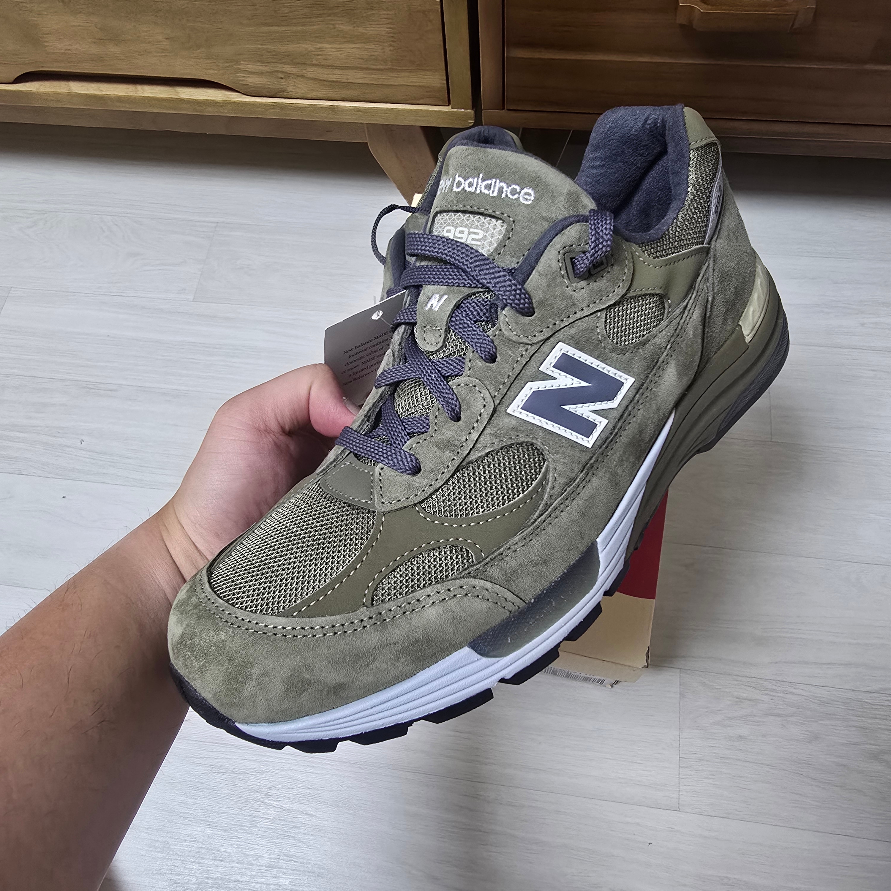New Balance 992 Made in USA Dark Camo Covert Green - D Standard 착용 스타일 - 1