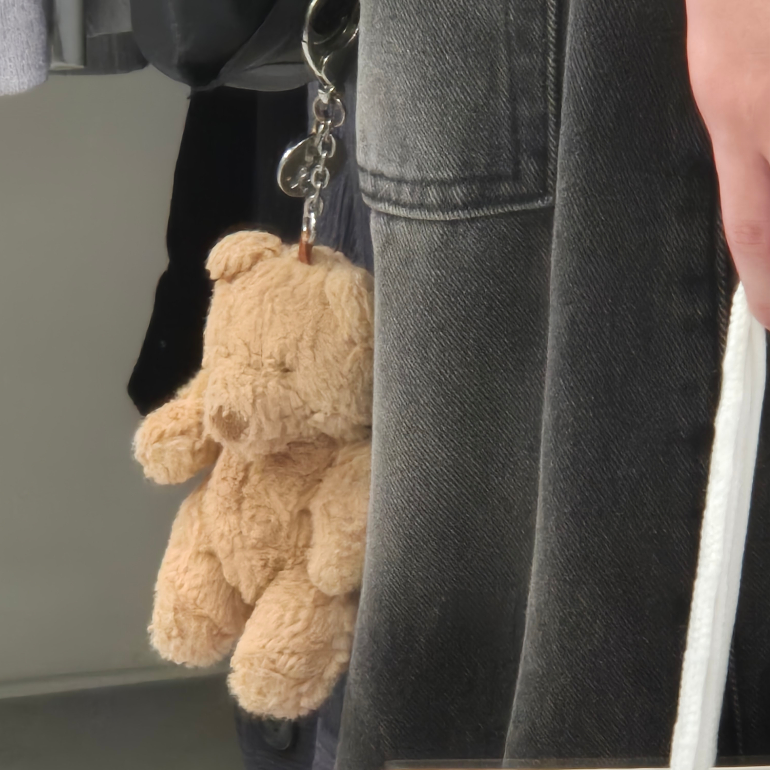 Jellycat Bartholomew Bear Bag Charm Brown 착용 스타일