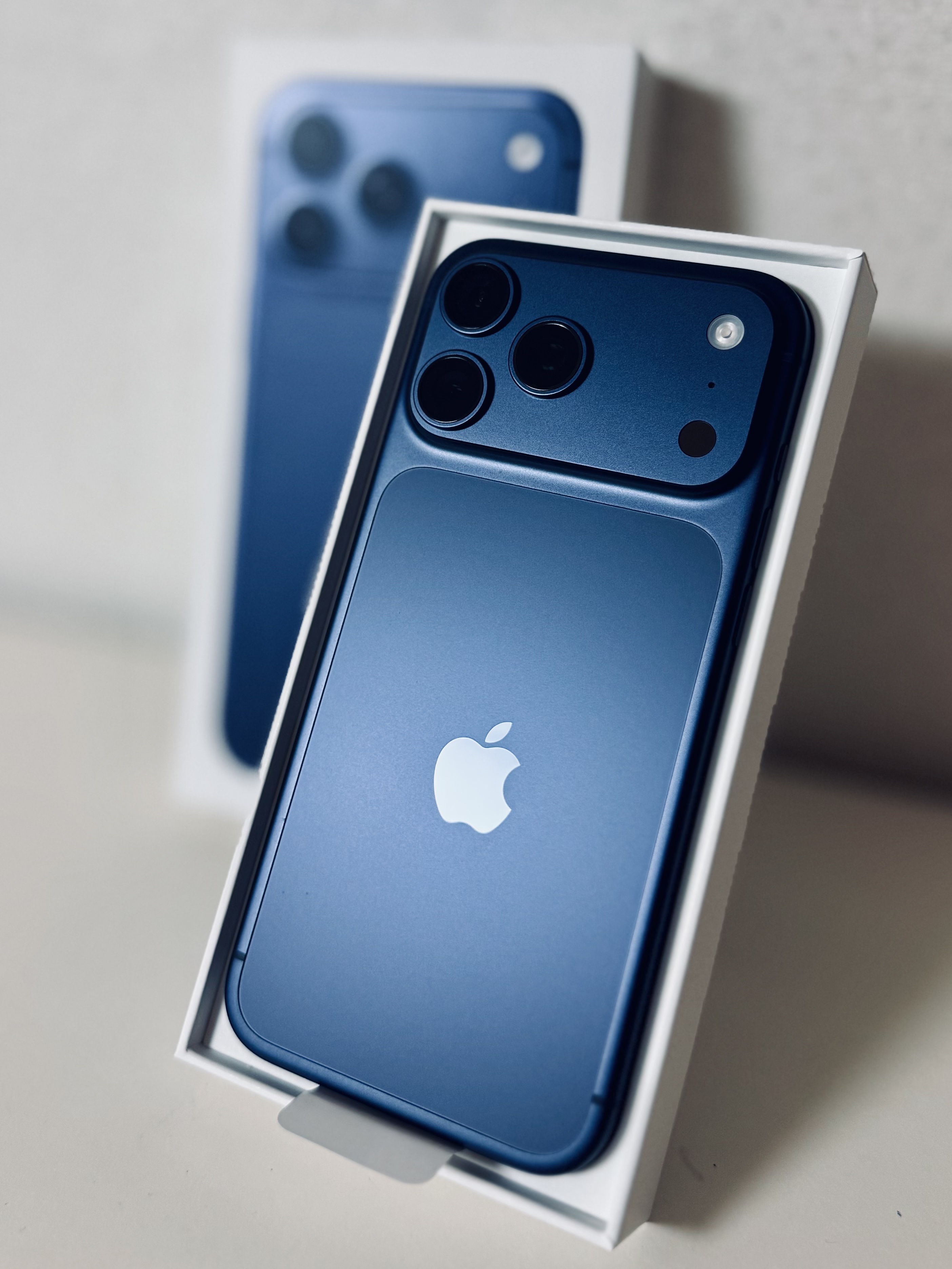 Apple iPhone 17 Pro 1TB Deep Blue, Apple iPhone 17 Pro Max 2TB Deep Blue 착용 스타일 - 1