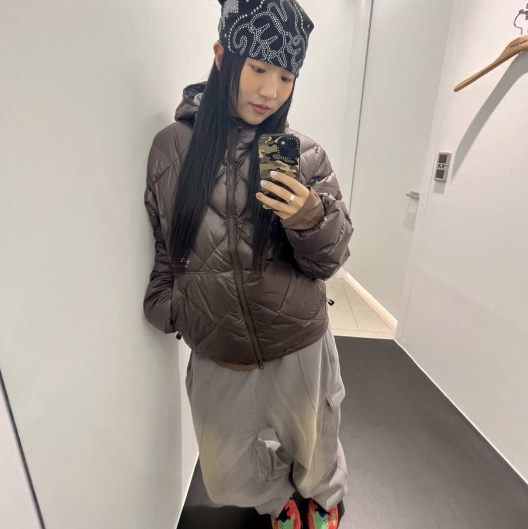 YESEYESEE Wafer Goose Down Jacket Brown, YESEYESEE C-Logo Bandana Black 착용 스타일 - 3
