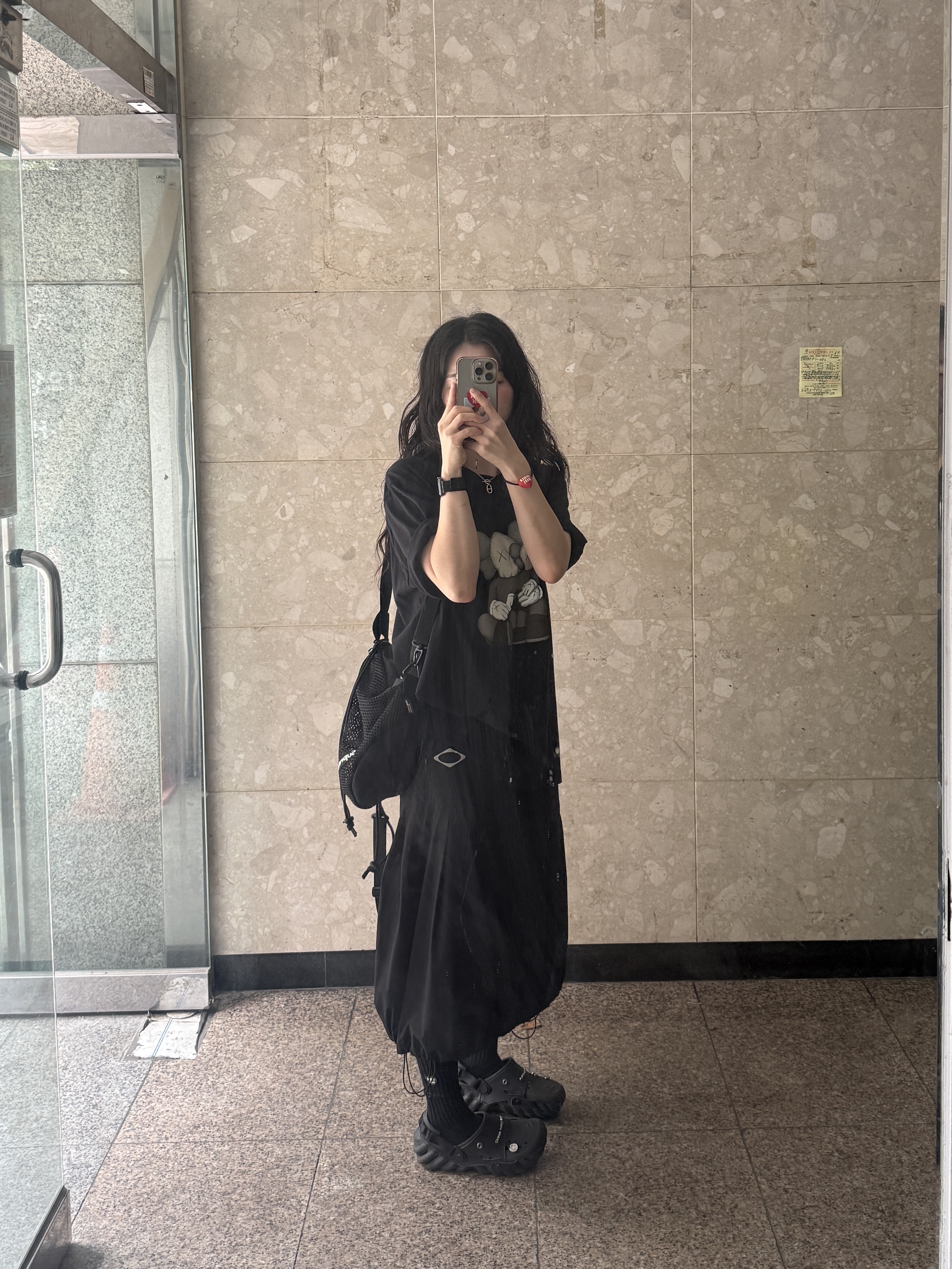 Uniqlo UT x Kaws Short Sleeve Graphic T-Shirt Black, Crocs x Feng Chen Wang Echo Clog Black 착용 스타일
