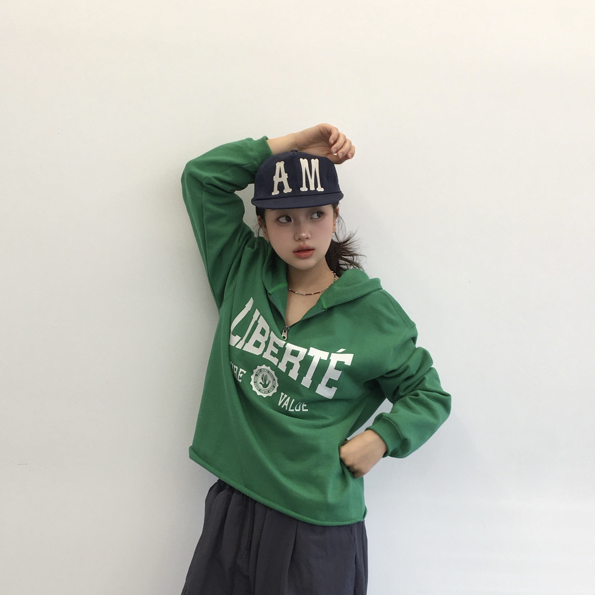 AMOU Liberte Zip Up Hoodie Green, AMOU Liberte Zip Up Hoodie Cream Melange 착용 스타일 - 5