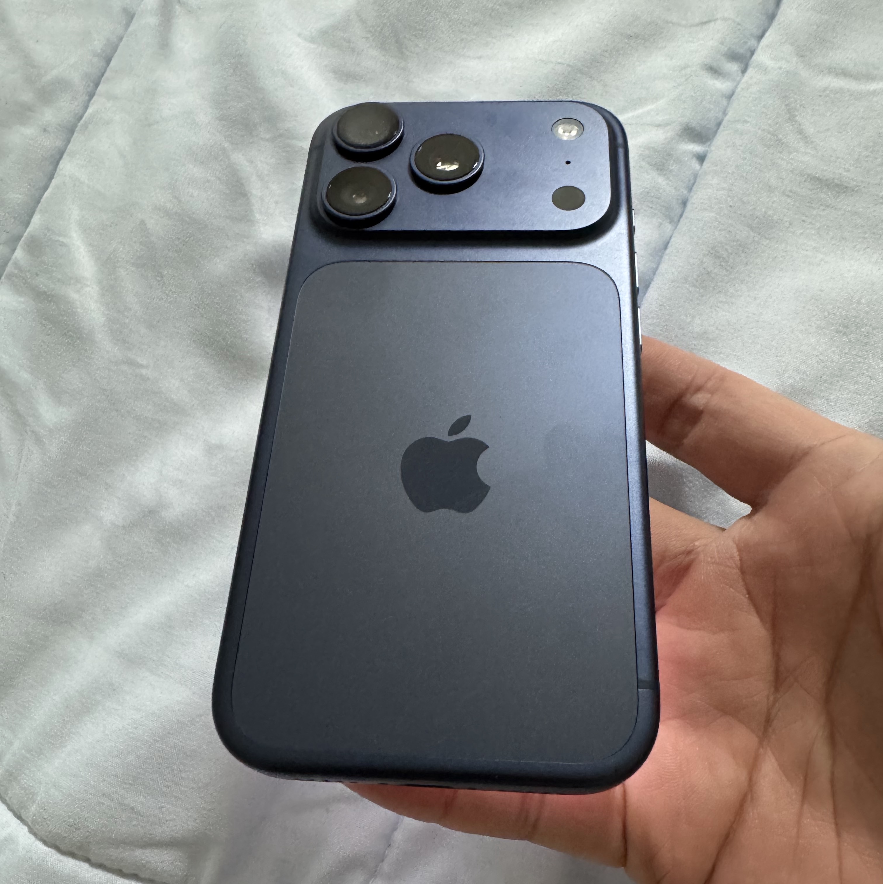 Apple iPhone 17 Pro 256GB Deep Blue 착용 스타일 - 4