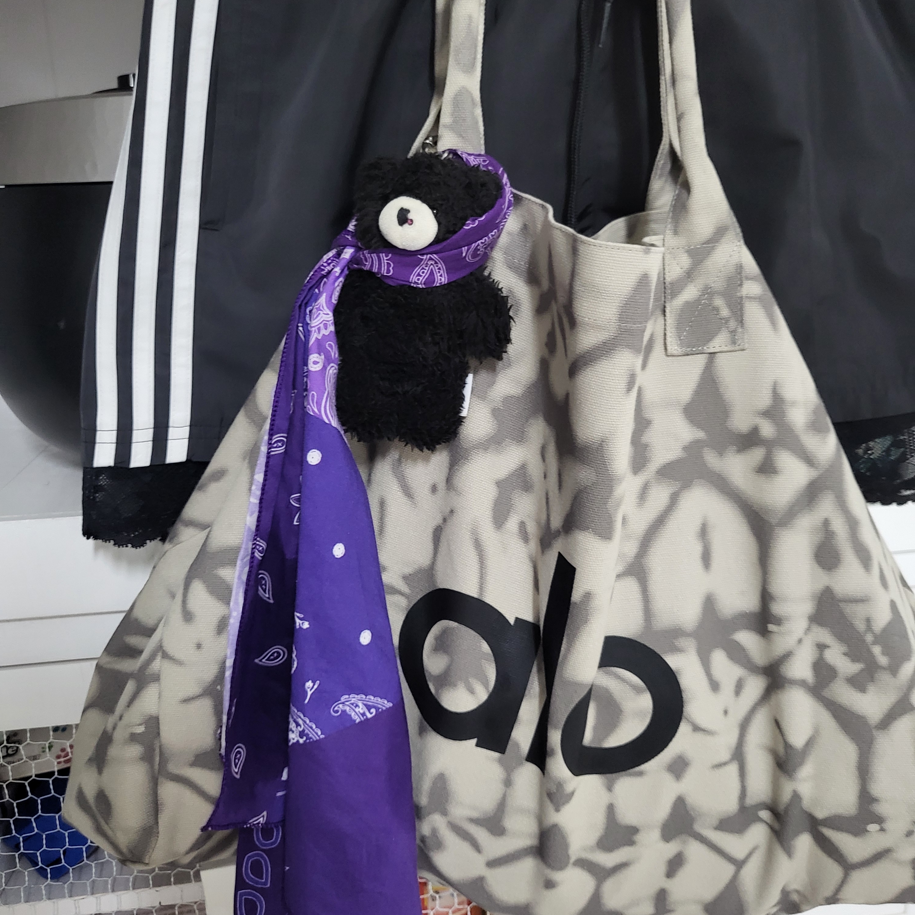 Alo Yoga Iconic Shopper Tote Bag Grey Tiedye, ALEXII Big Bandana Bear Purple 착용 스타일