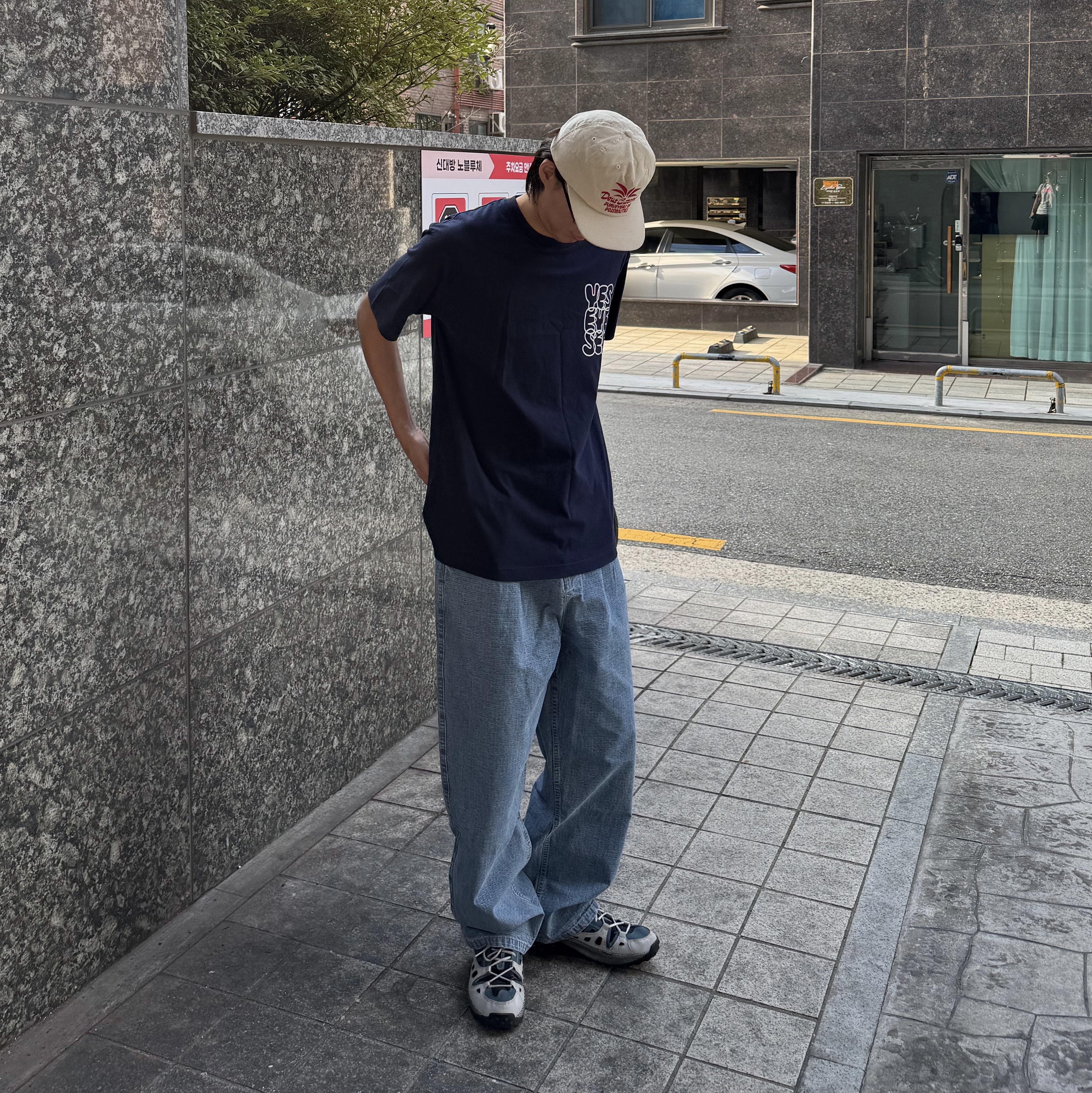 Nike ACG Air Exploraid Neutral Grey and Ash Green, YESEYESEE C-Logo Tee Navy 착용 스타일 - 3