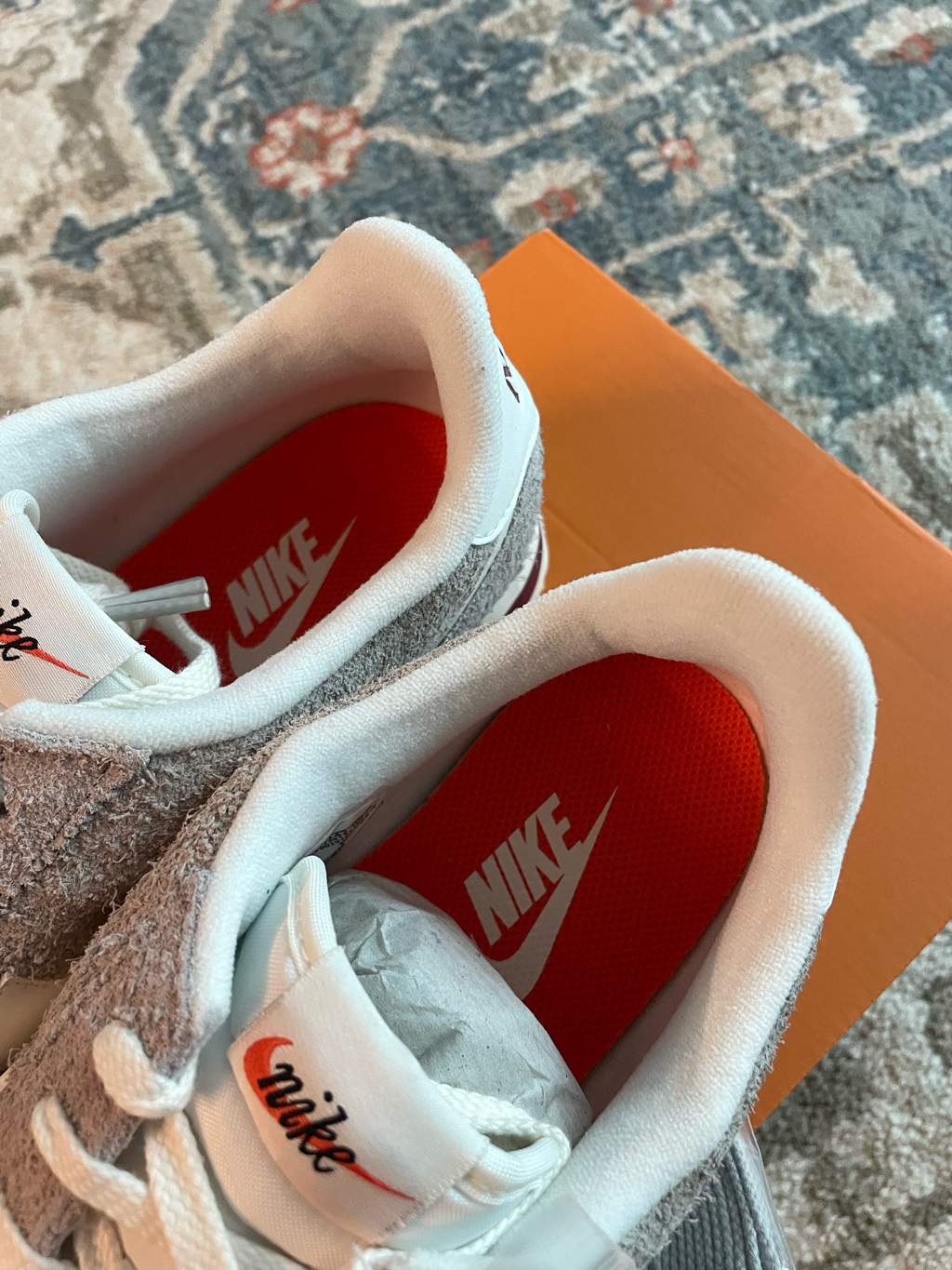 Nike Cortez SE Suede College Grey Dark Team Red 착용 스타일 - 5