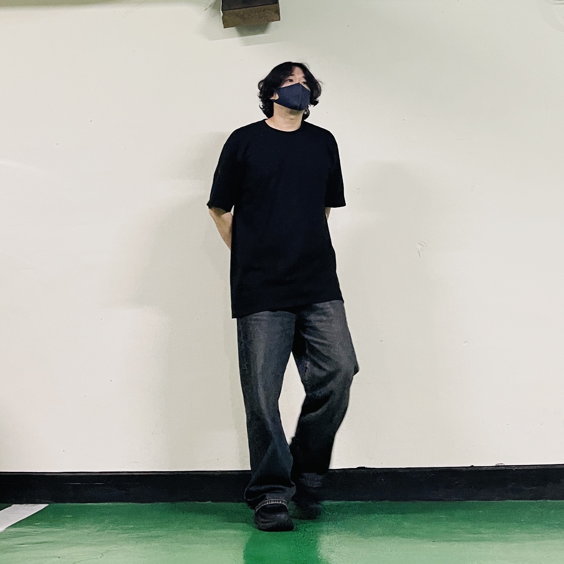 Supreme Backwards T-Shirt Black - 24SS, Hoka Bondi 7 Black 착용 스타일 - 5