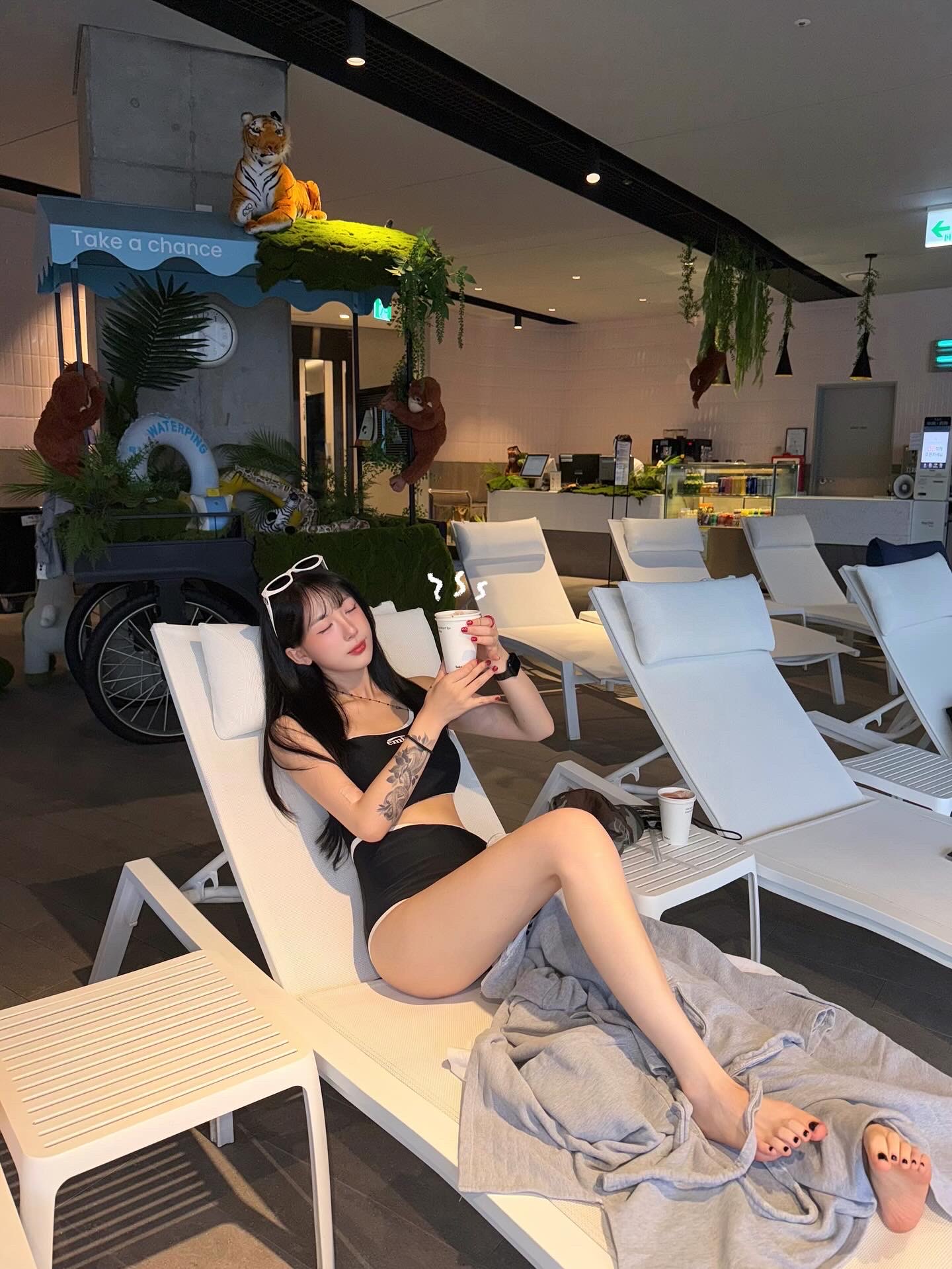 (W) Emis Logo Cut Out Swimsuit Black, Gentle Monster Row W2 White Black 착용 스타일 - 1