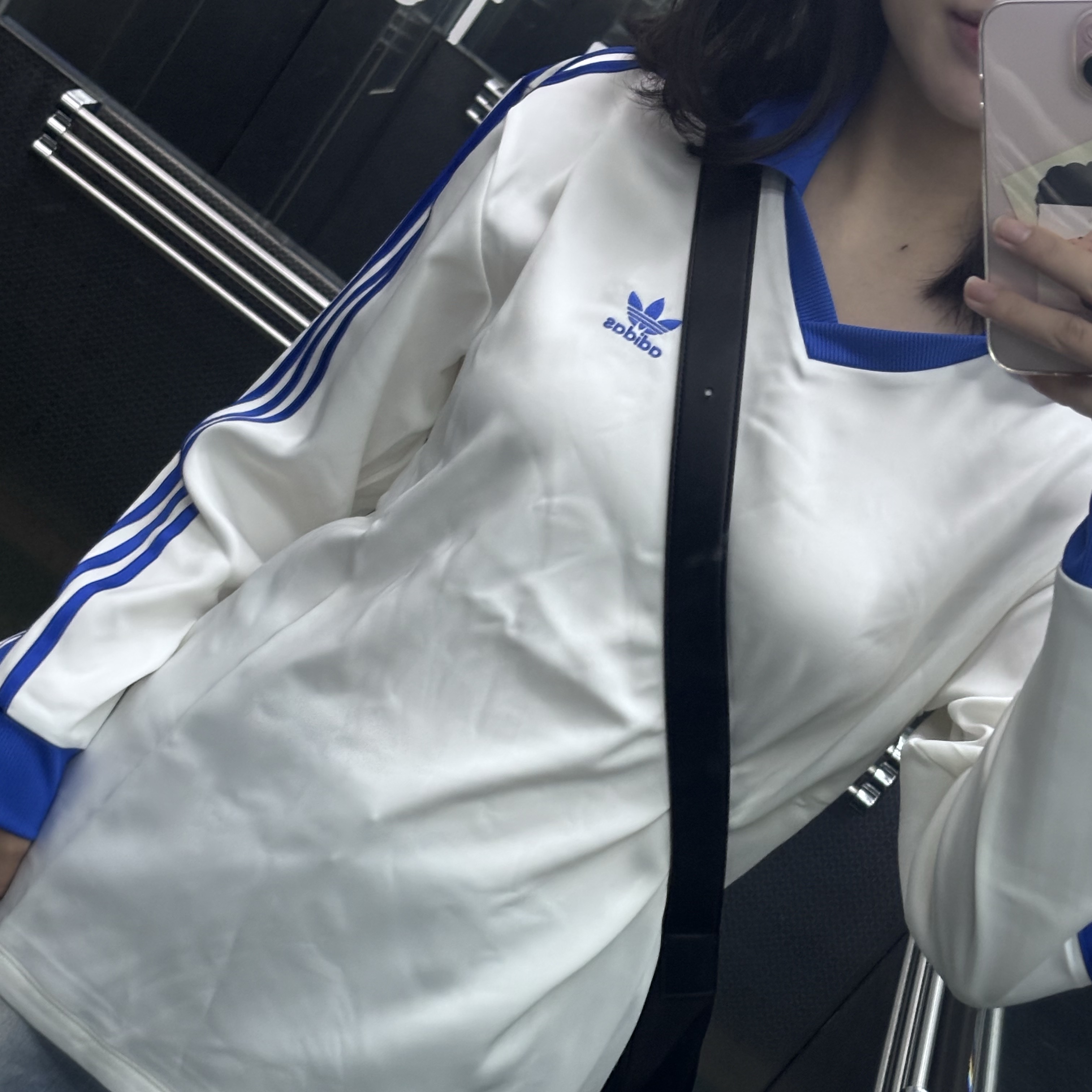 (W) Adidas 3-Stripes Satin Long Sleeve T-Shirt Cloud White - KR Sizing 착용 스타일