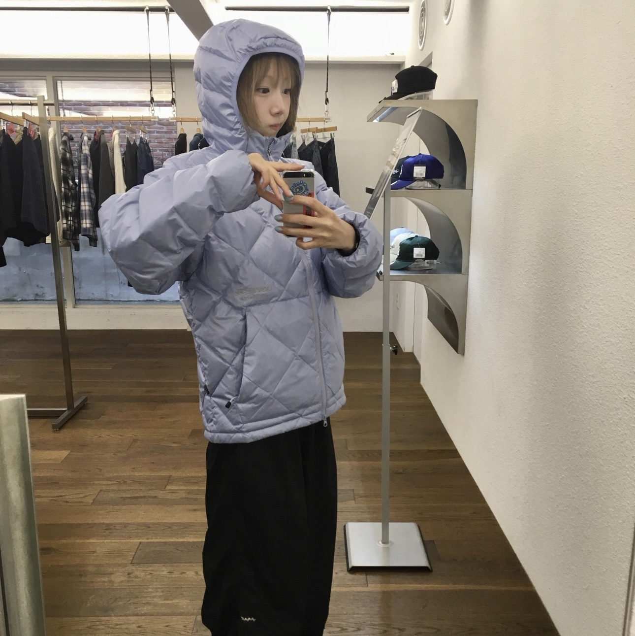 YESEYESEE Wafer Goose Down Jacket Misty Blue, YESEYESEE Staff Trek Pants Black 착용 스타일 - 3