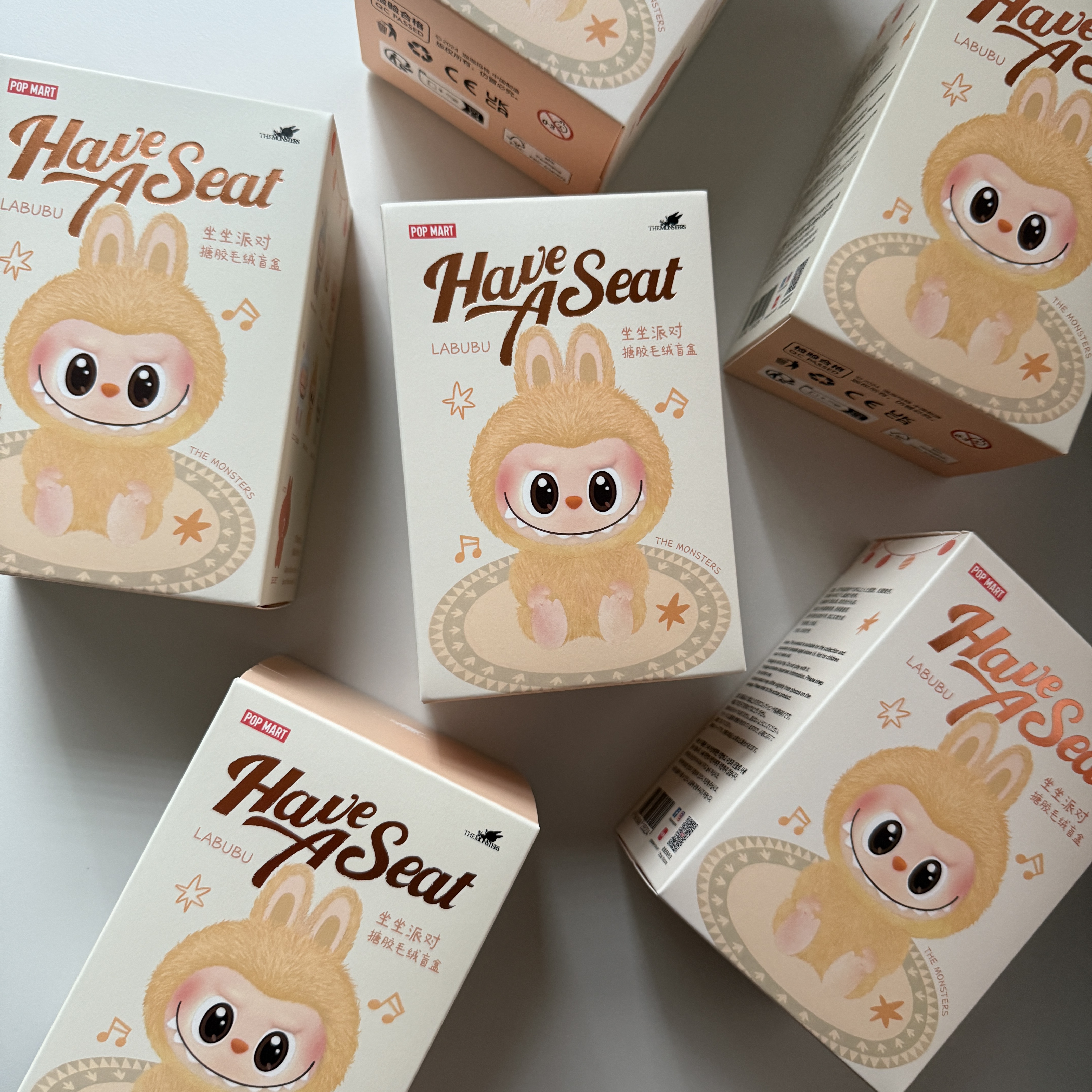Pop Mart Labubu Let's Play Together Doll Series Sealed Case (6 Blind Boxes), Pop Mart Labubu Let's Play Together Doll Series Duoduo Keyring (Opened Case) 착용 스타일 - 2