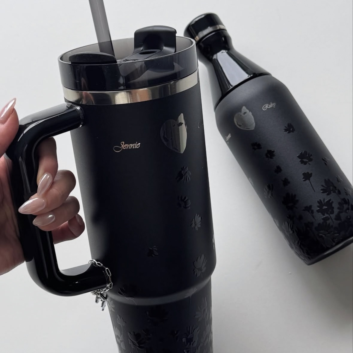 Stanley x Jennie 1913 Quencher Luxe Tumbler 887ml Midnight Ruby 착용 스타일
