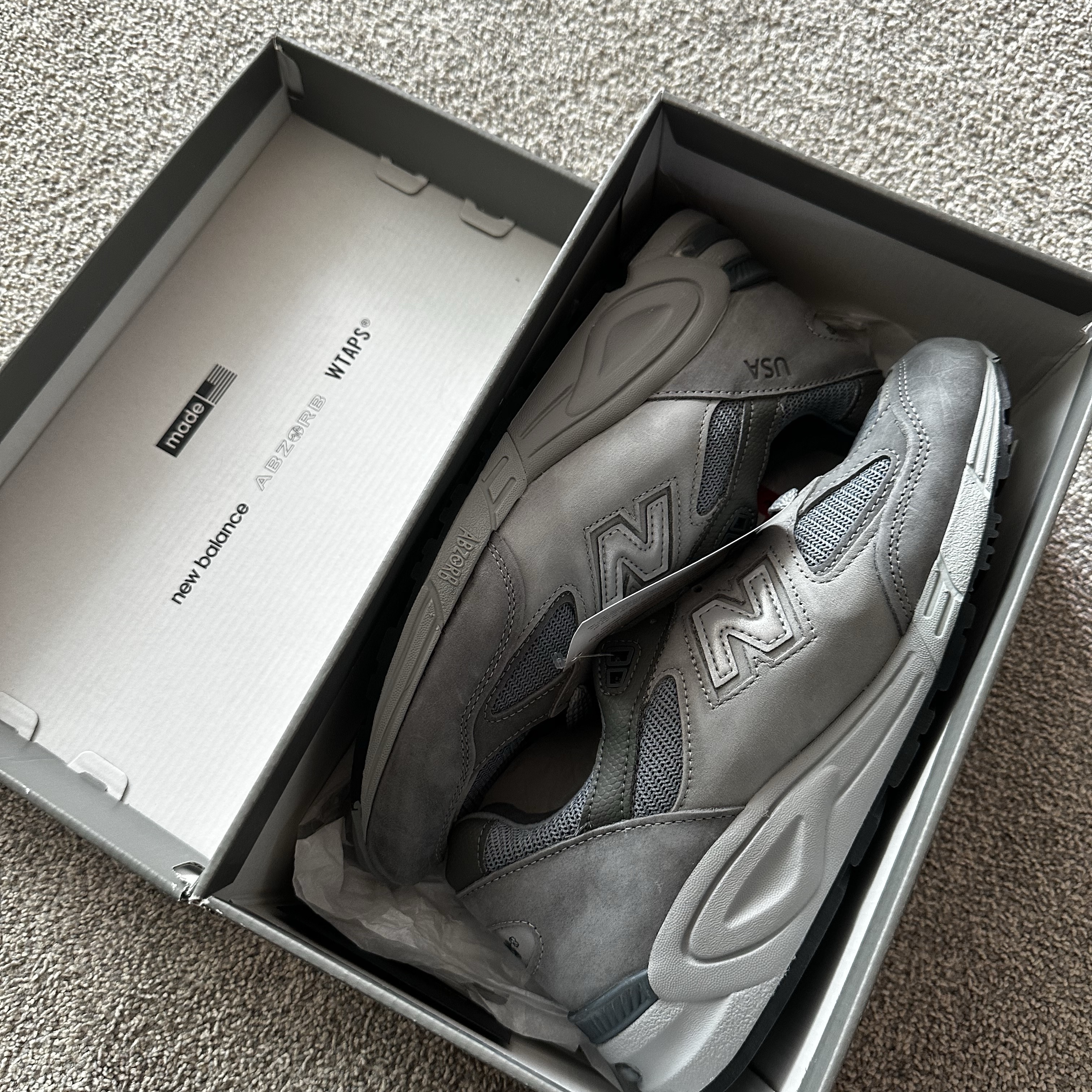 New Balance x WTAPS 990v2 Made in USA Grey 착용 스타일 - 2