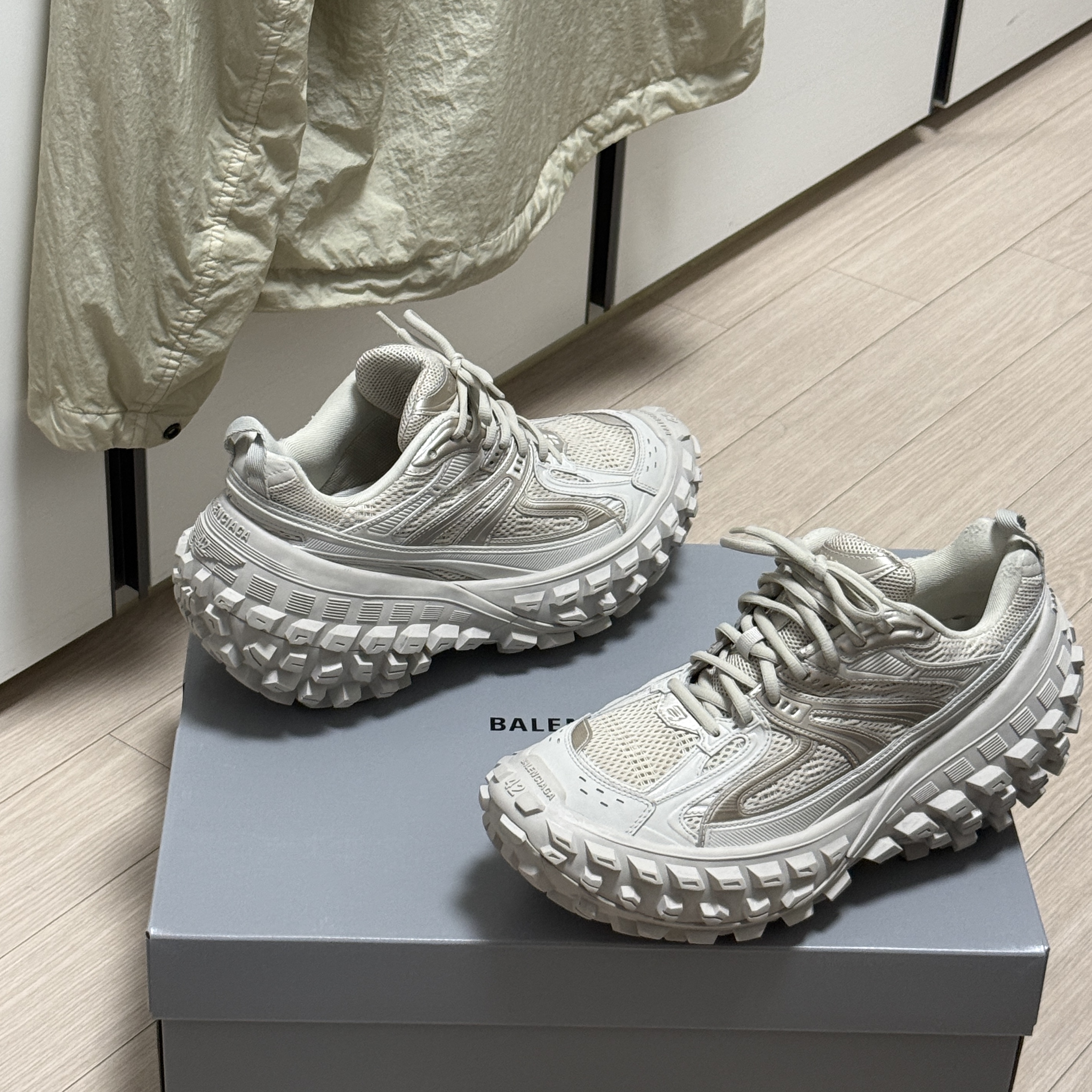 Balenciaga Defender Sneakers Beige 착용 스타일