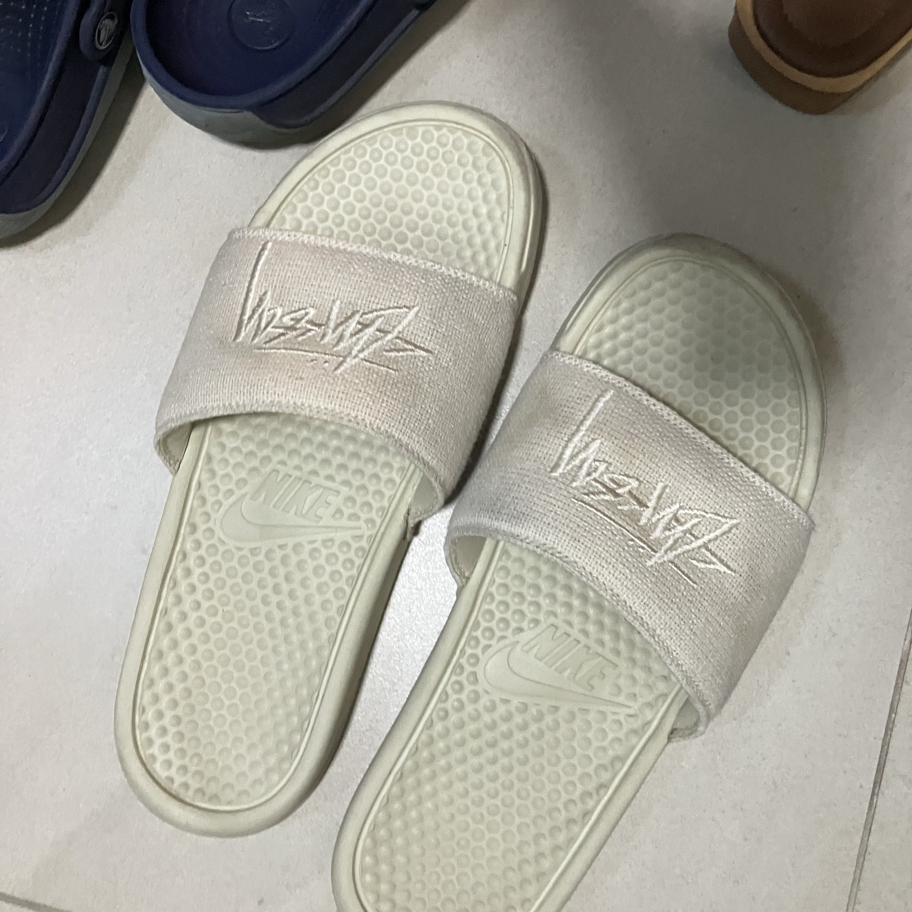 Nike x Stussy Benassi Hemp Slide Fossil Stone 착용 스타일
