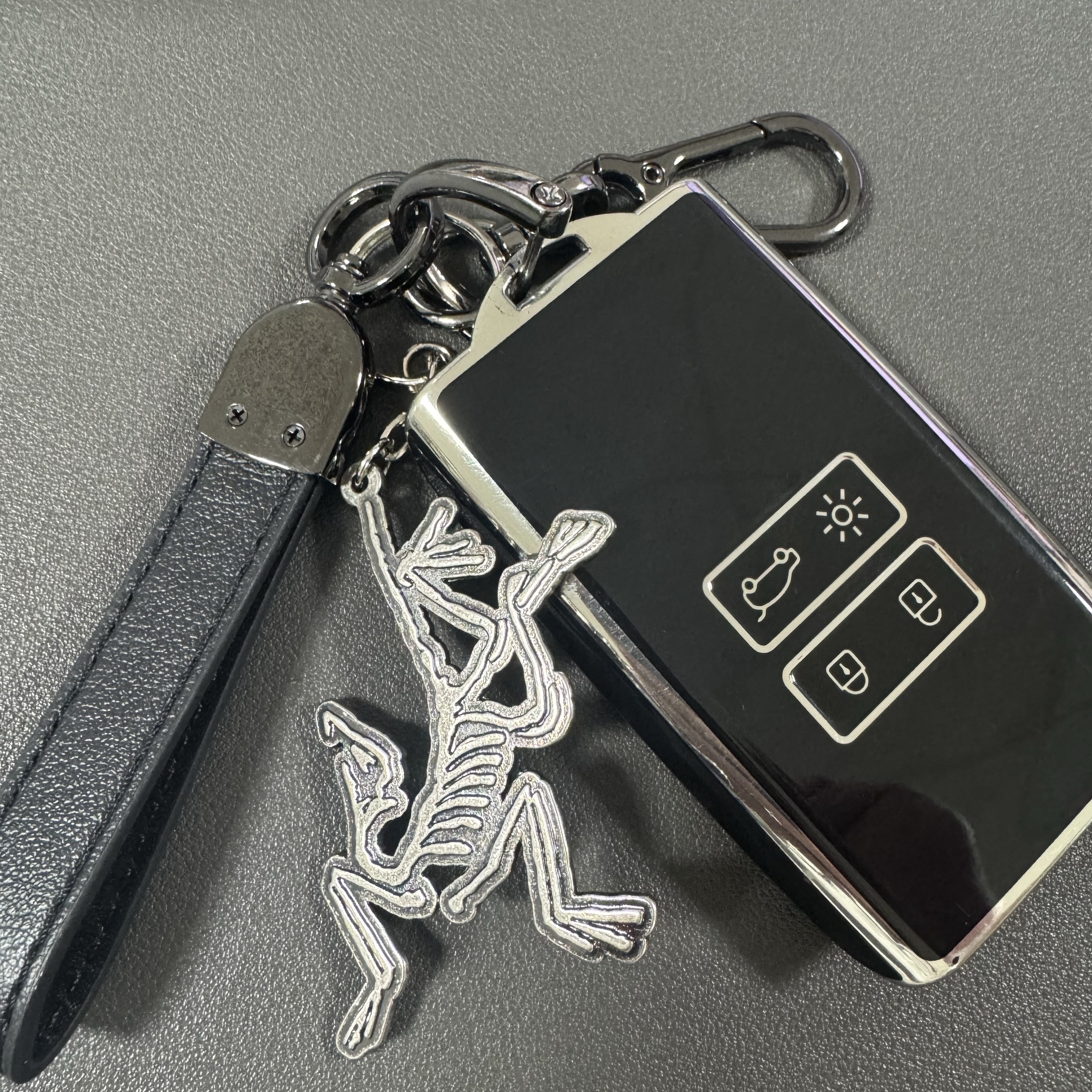 Arc'teryx Keyring Metal 착용 스타일