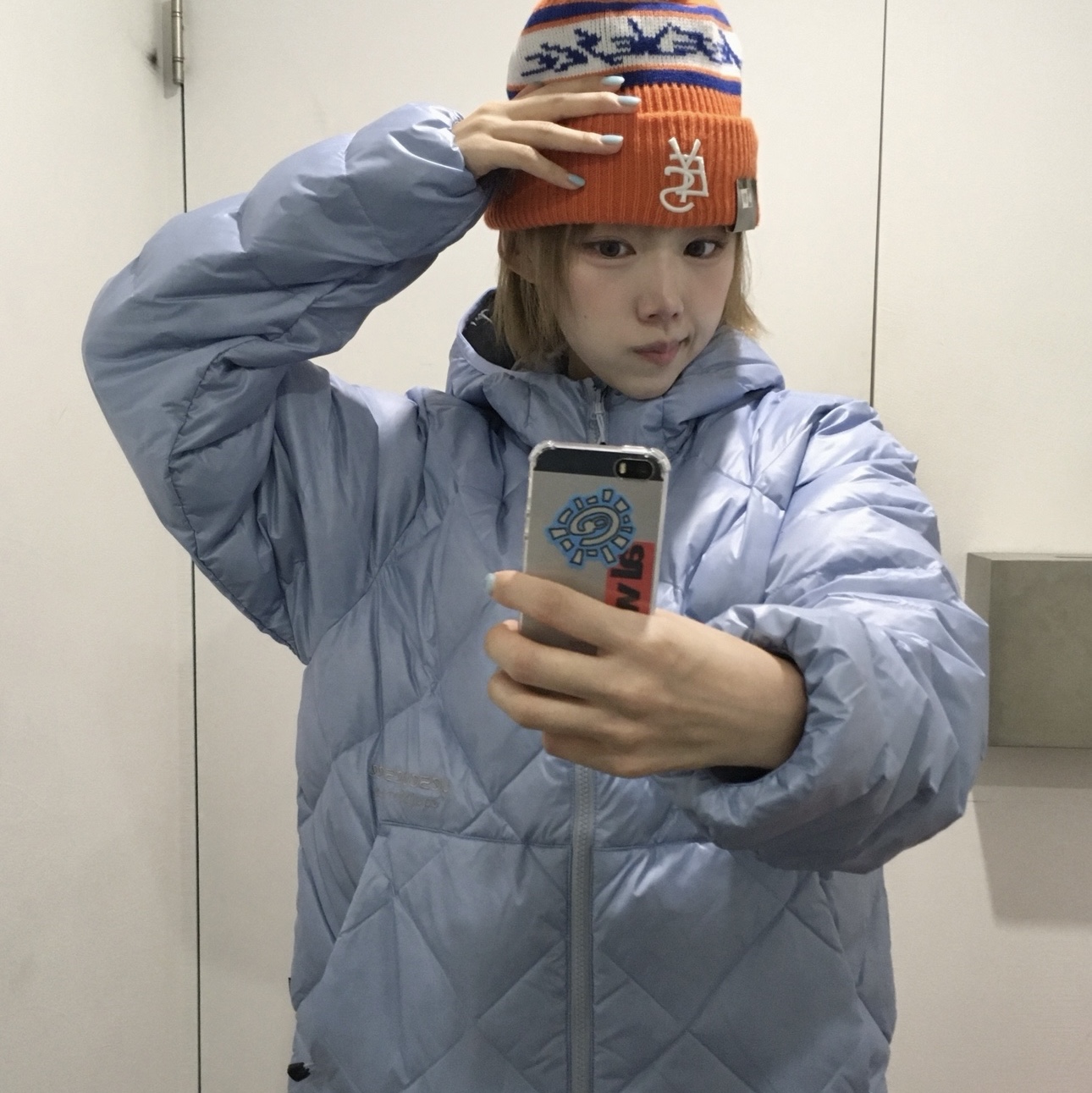 YESEYESEE Wafer Goose Down Jacket Misty Blue, YESEYESEE Staff Trek Pants Black 착용 스타일 - 1
