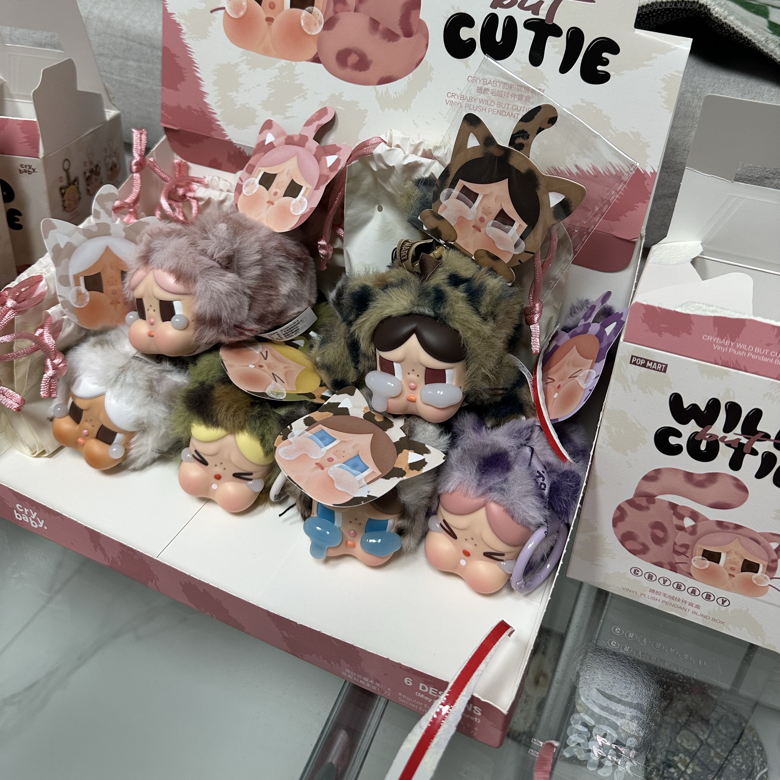 Pop Mart Crybaby Wild But Cutie Series Vinyl Plush Pendant (6 Blind Boxes) 착용 스타일