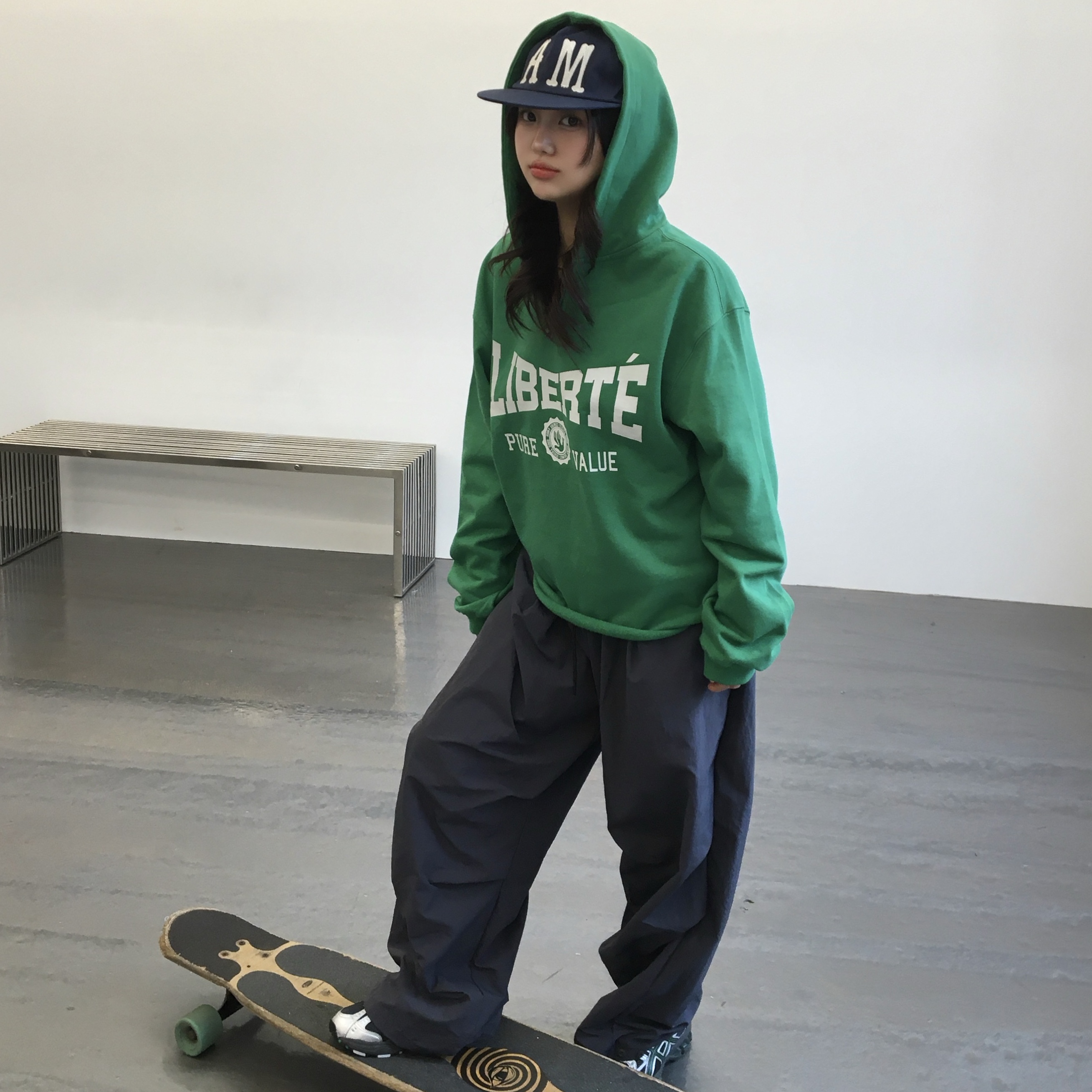 AMOU Liberte Zip Up Hoodie Green, AMOU Liberte Zip Up Hoodie Cream Melange 착용 스타일 - 1