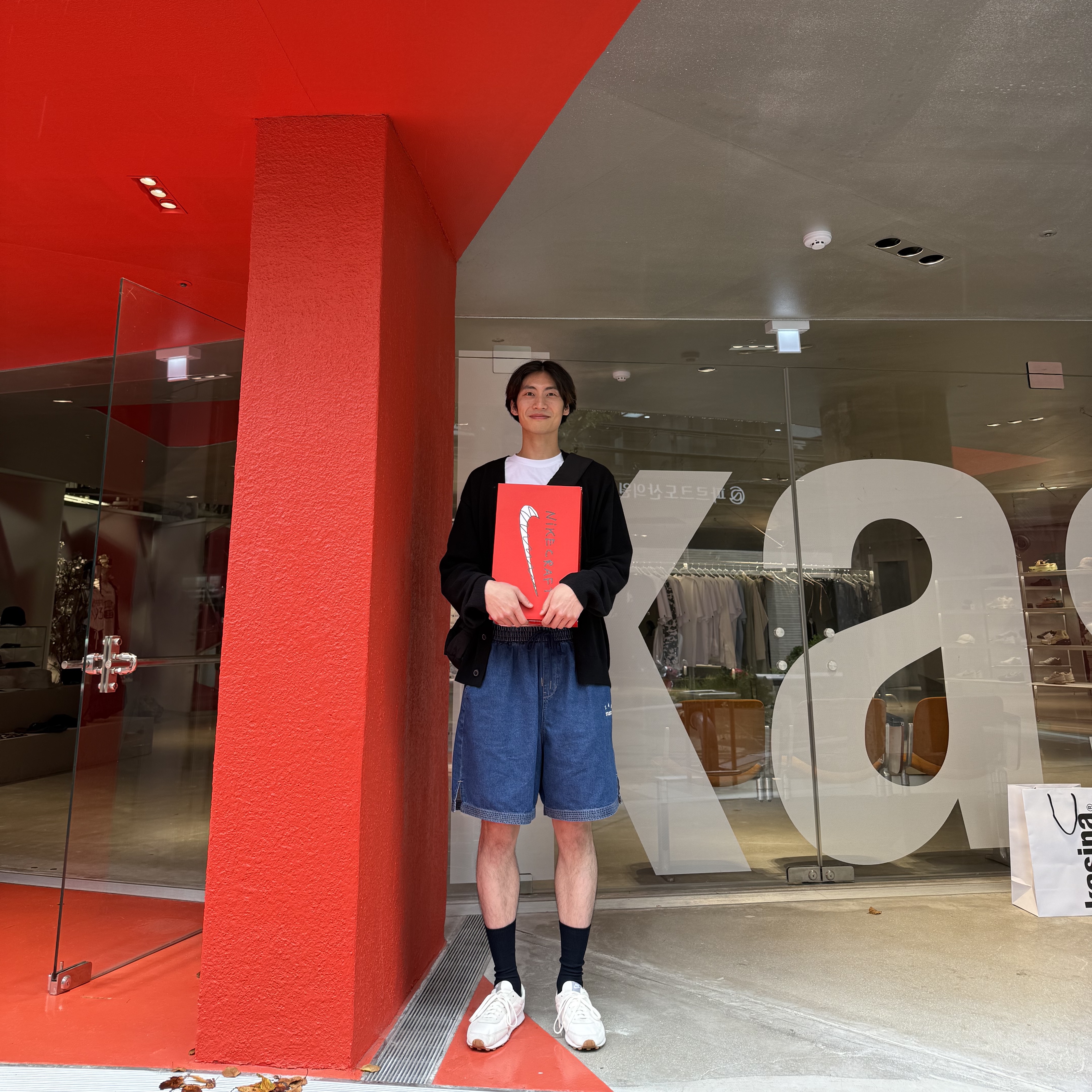 IAB Studio Denim Shorts Deep Blue, (W) Nike Daybreak Summit White 착용 스타일 - 1