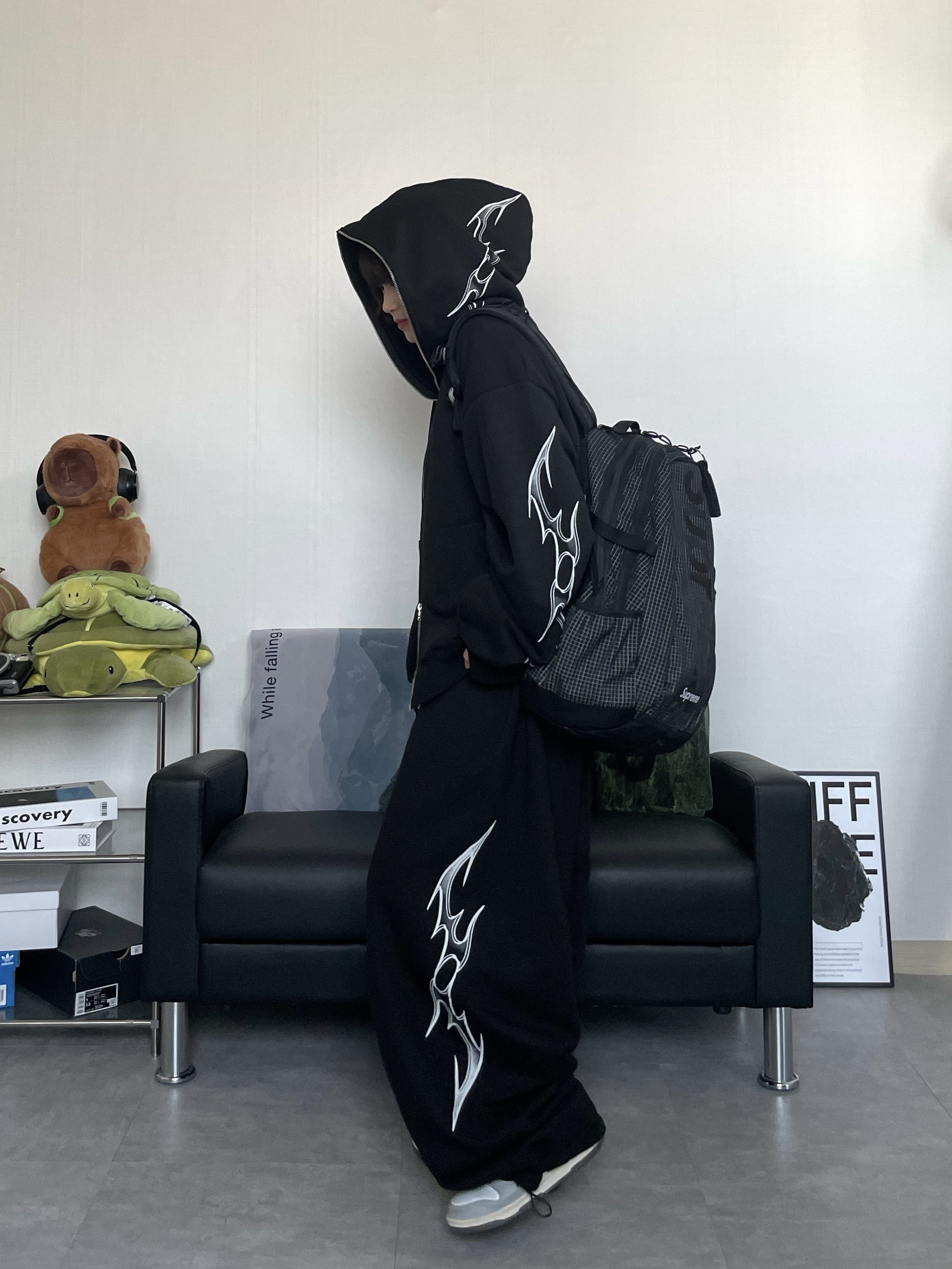 Supreme Backpack Black - 24SS, Hello Sunrise  Two Tone Washed OG Logo 6panel Cap Off White & Black 착용 스타일 - 1