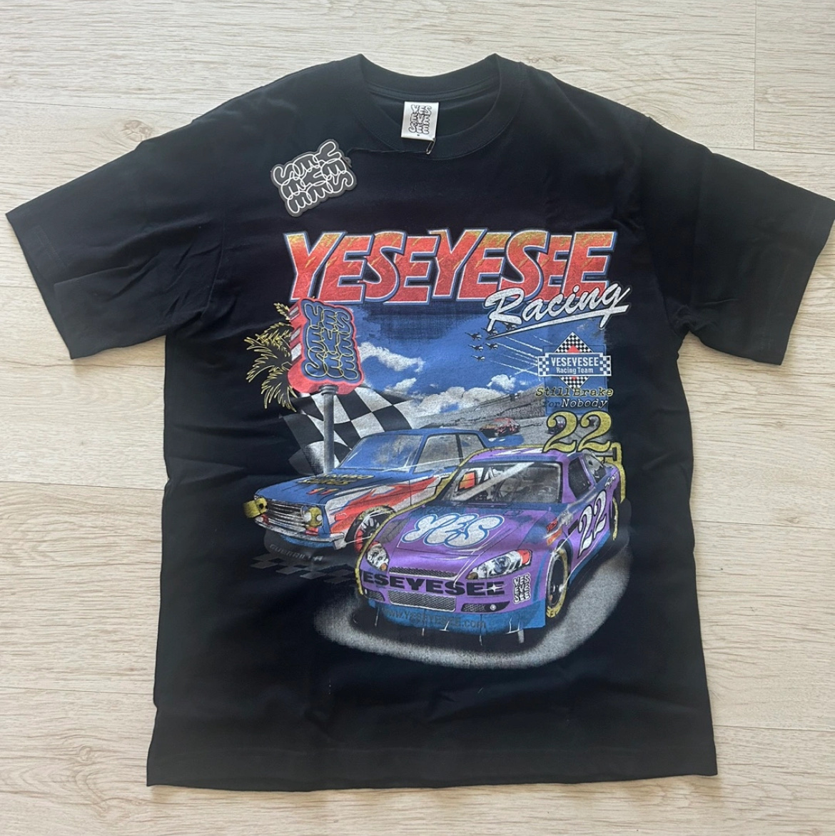 YESEYESEE Racing Tee Black 착용 스타일
