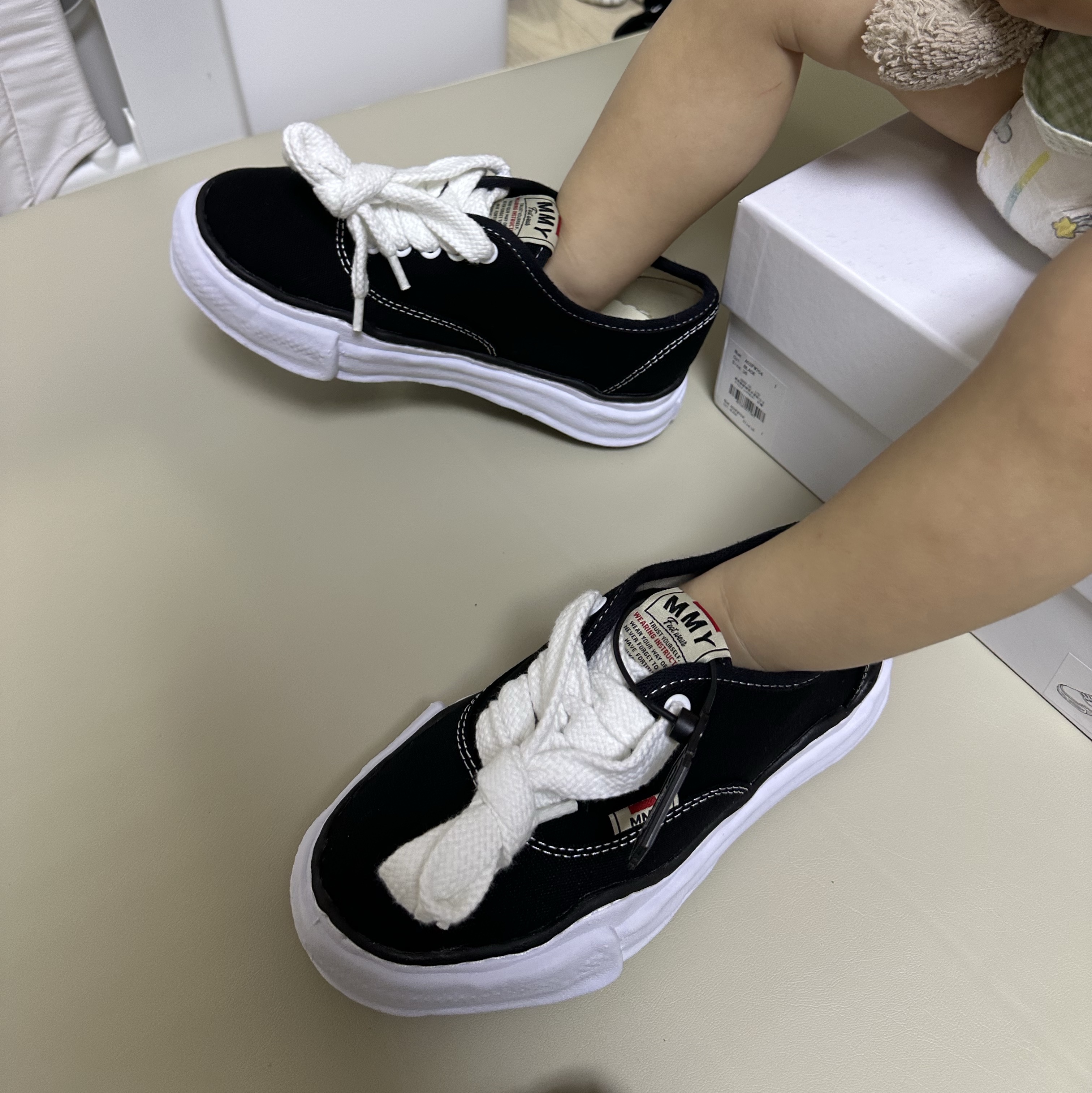 Maison Mihara Yasuhiro Baker OG Sole Canvas Low Cut Sneakers Black 착용 스타일