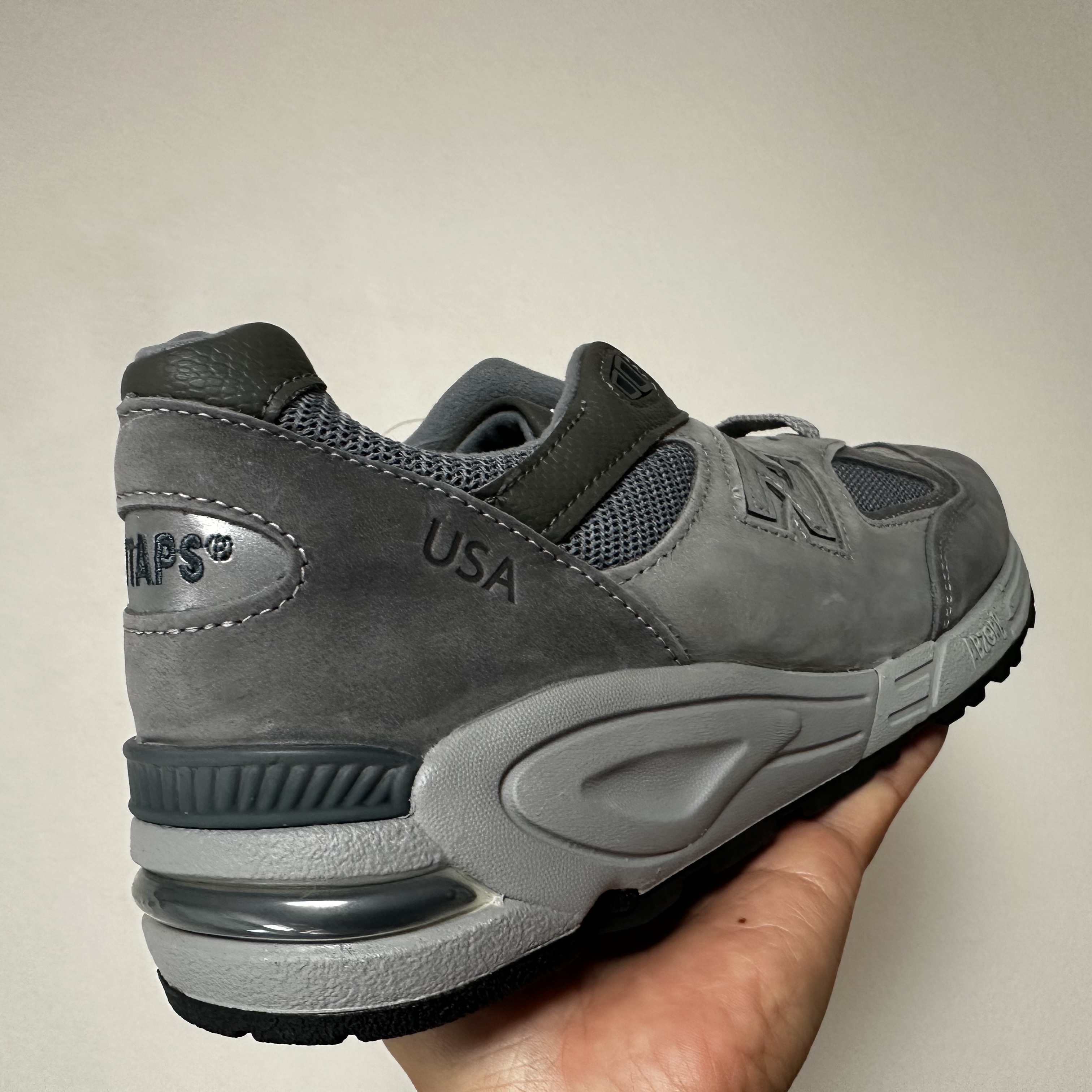 New Balance x WTAPS 990v2 Made in USA Grey 착용 스타일 - 3