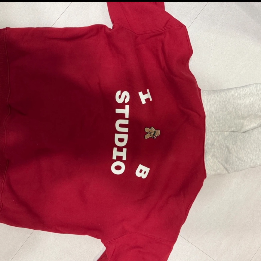 IAB Studio 24 Christmas Hoodie Burgundy Oatmeal 착용 스타일