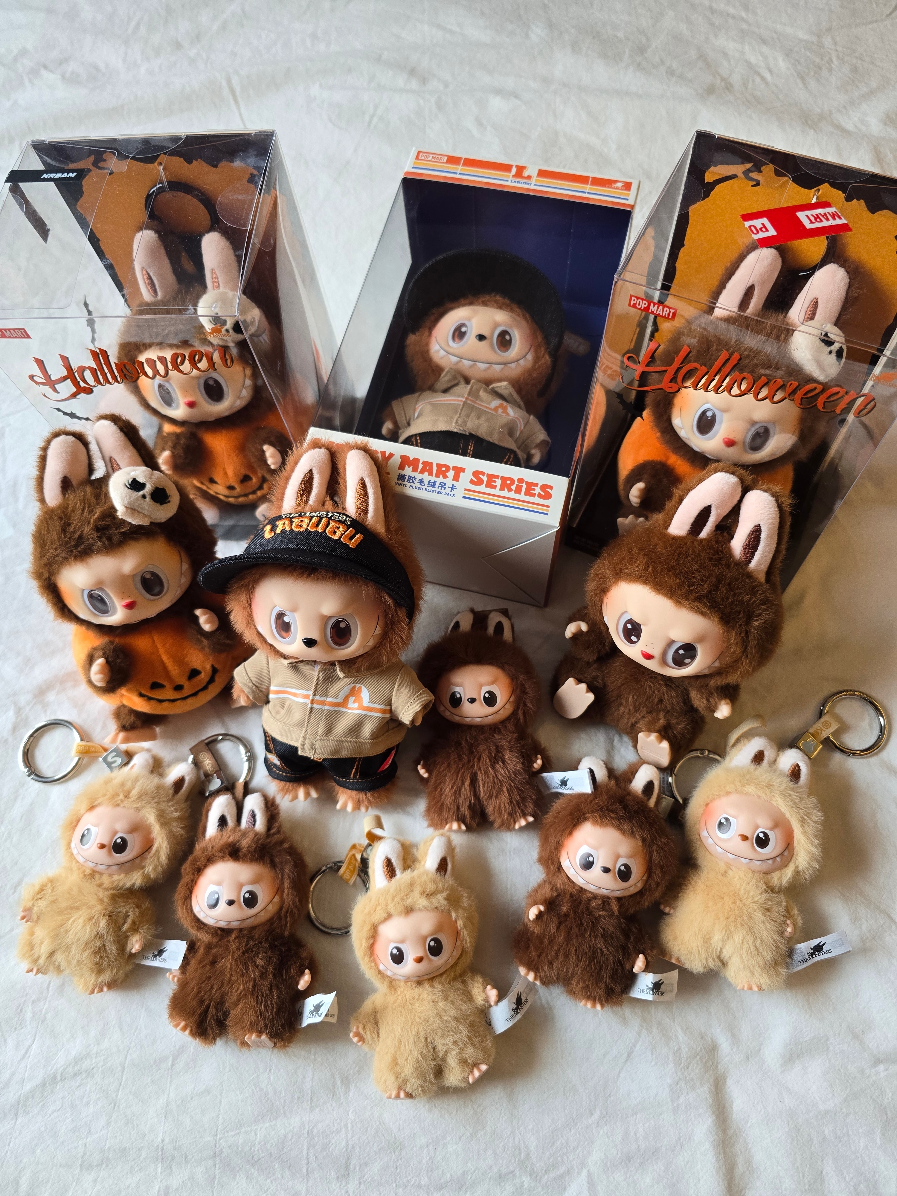 Pop Mart Labubu Doll Keyring - Seongsu Labubu Wacky Mart Pop-Up Store Exclusive, Pop Mart Labubu The Monsters Pin For Love Series Vinyl Plush Pendant Sealed Case (N-Z) (14 Blind Boxes) 착용 스타일