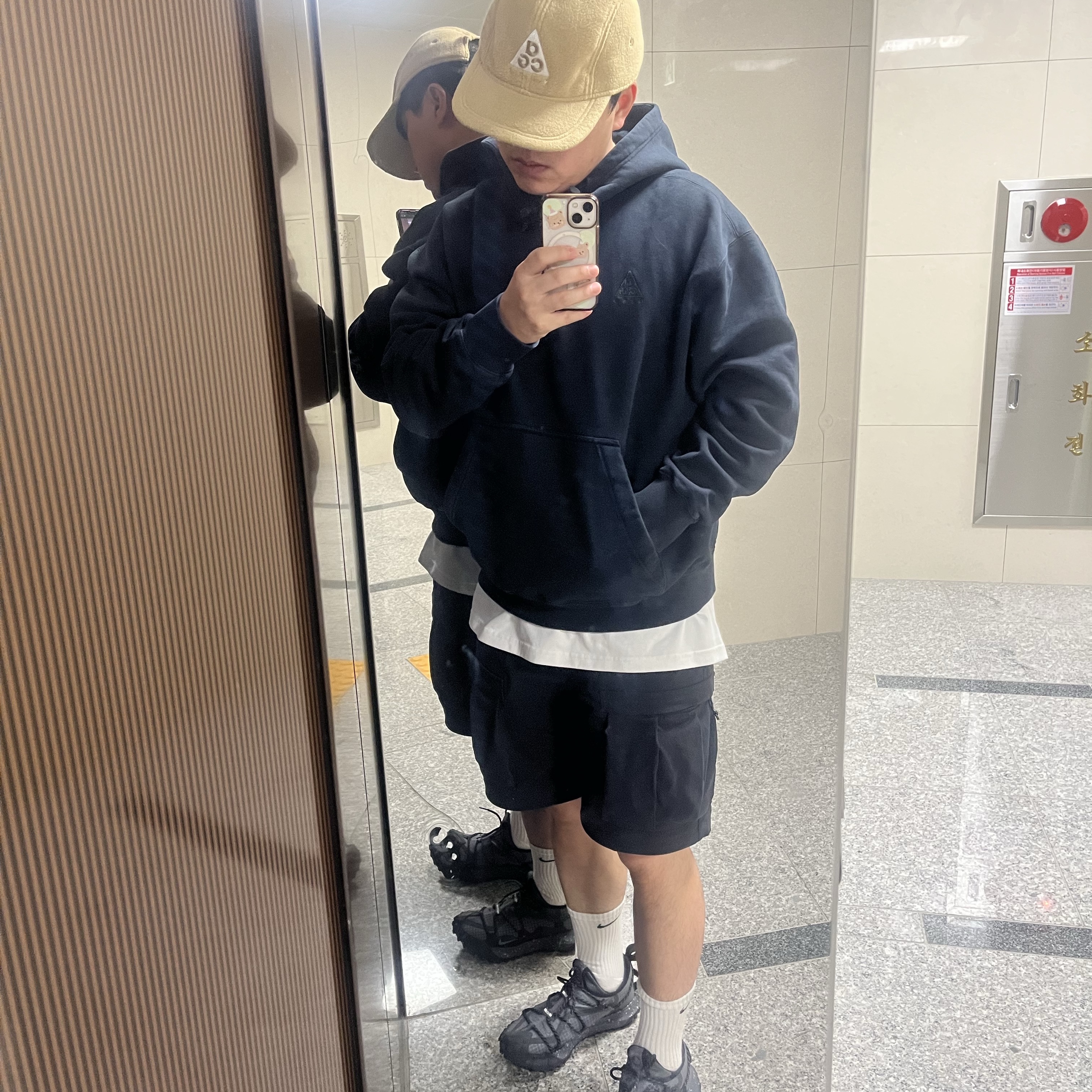 Nike ACG Smith Summit Cargo Pants Black Anthracite - Asia, Nike ACG AW84 Fleece Cap Parachute Beige 착용 스타일