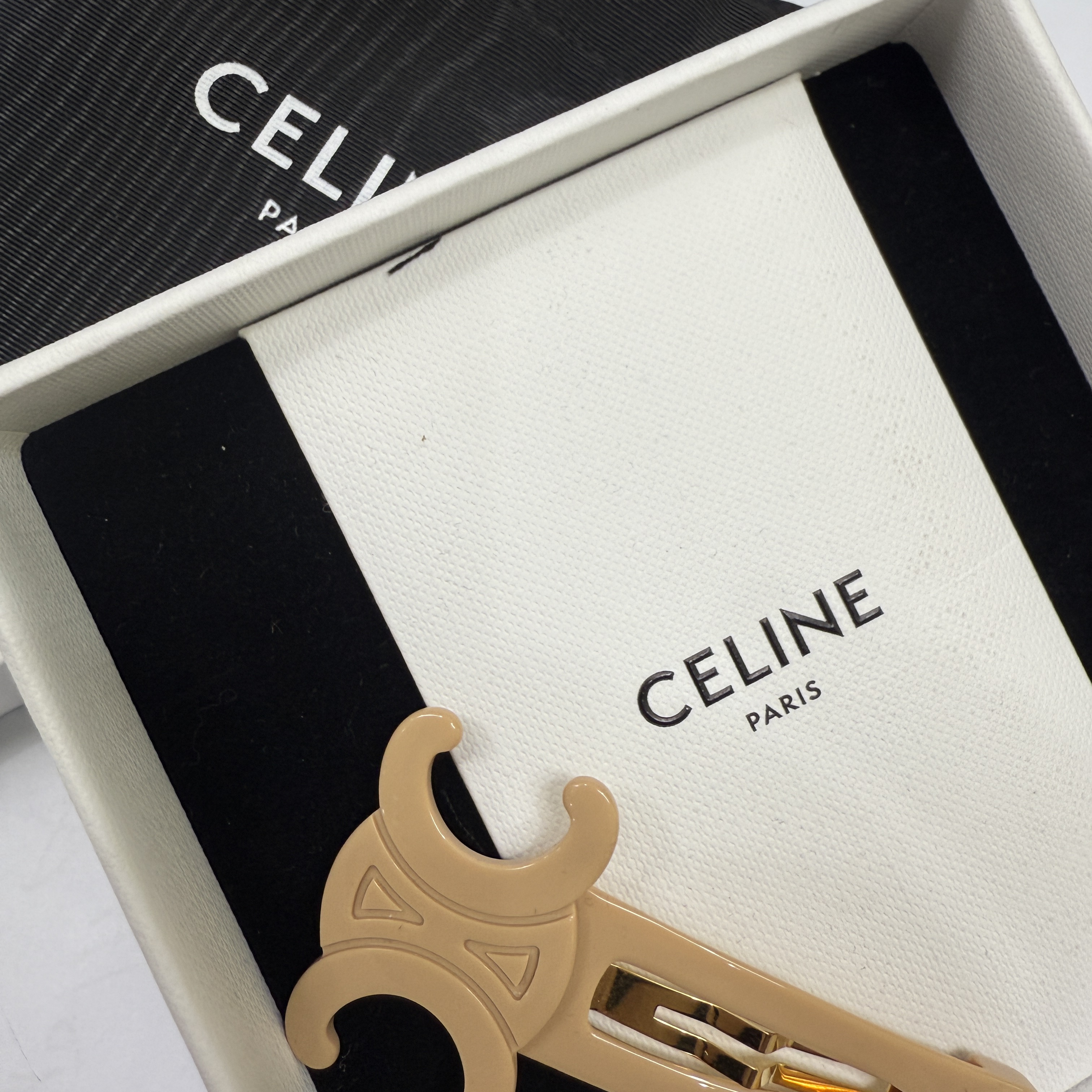 (W) Celine Large Snap Hair Clip in Acetate and Steel Nude Gold 착용 스타일