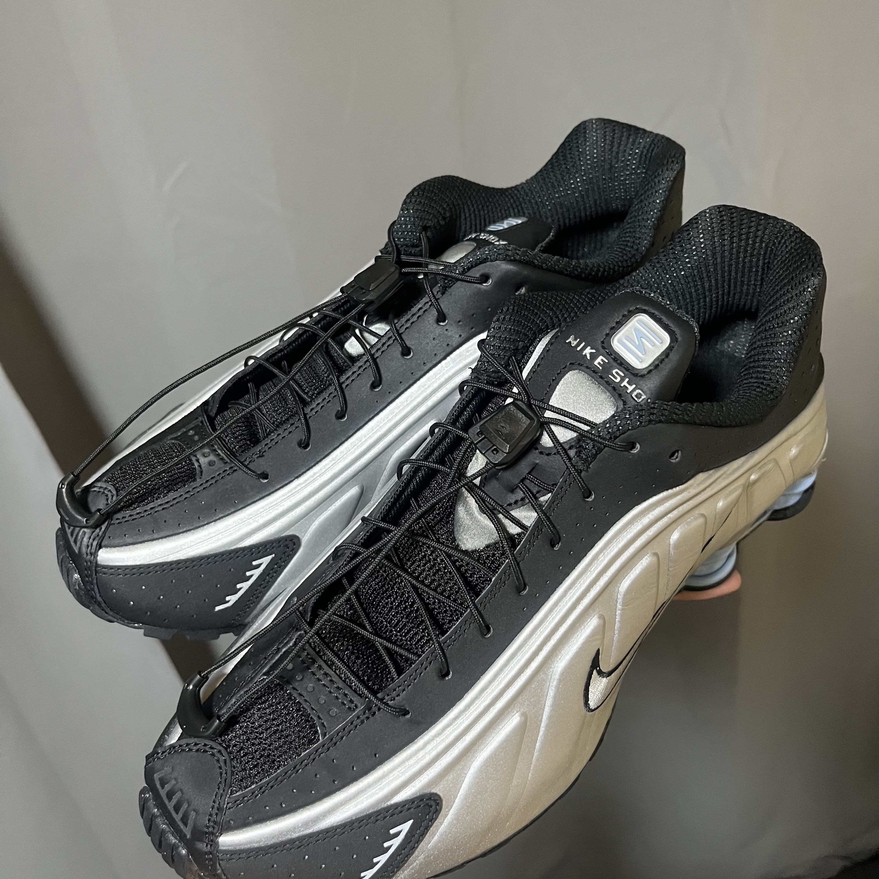 Nike Shox R4 Metallic Silver Black 착용 스타일